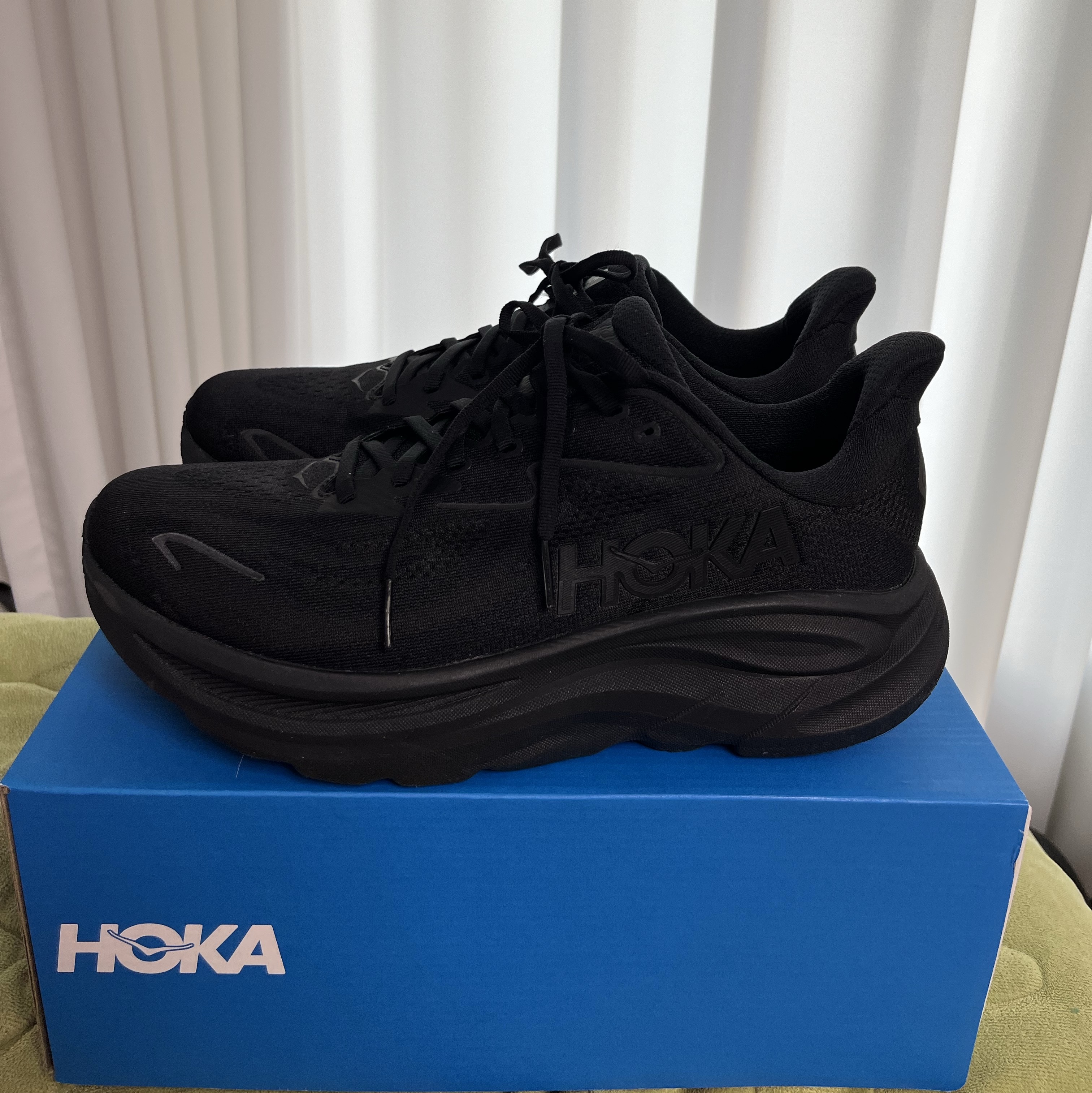 Hoka Clifton 10 Black 착용 스타일
