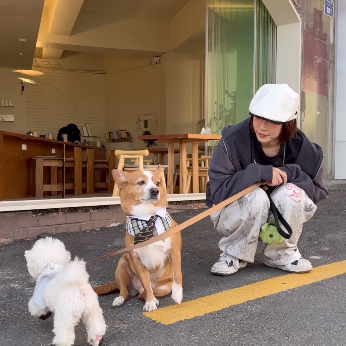 Bsrabbit Rabbit Graffiti Barrel-Leg Vintage-Washed Denim Pants White, Bsrabbit Starburst Logo Women's Semi Crop SST Black 착용 스타일 - 2