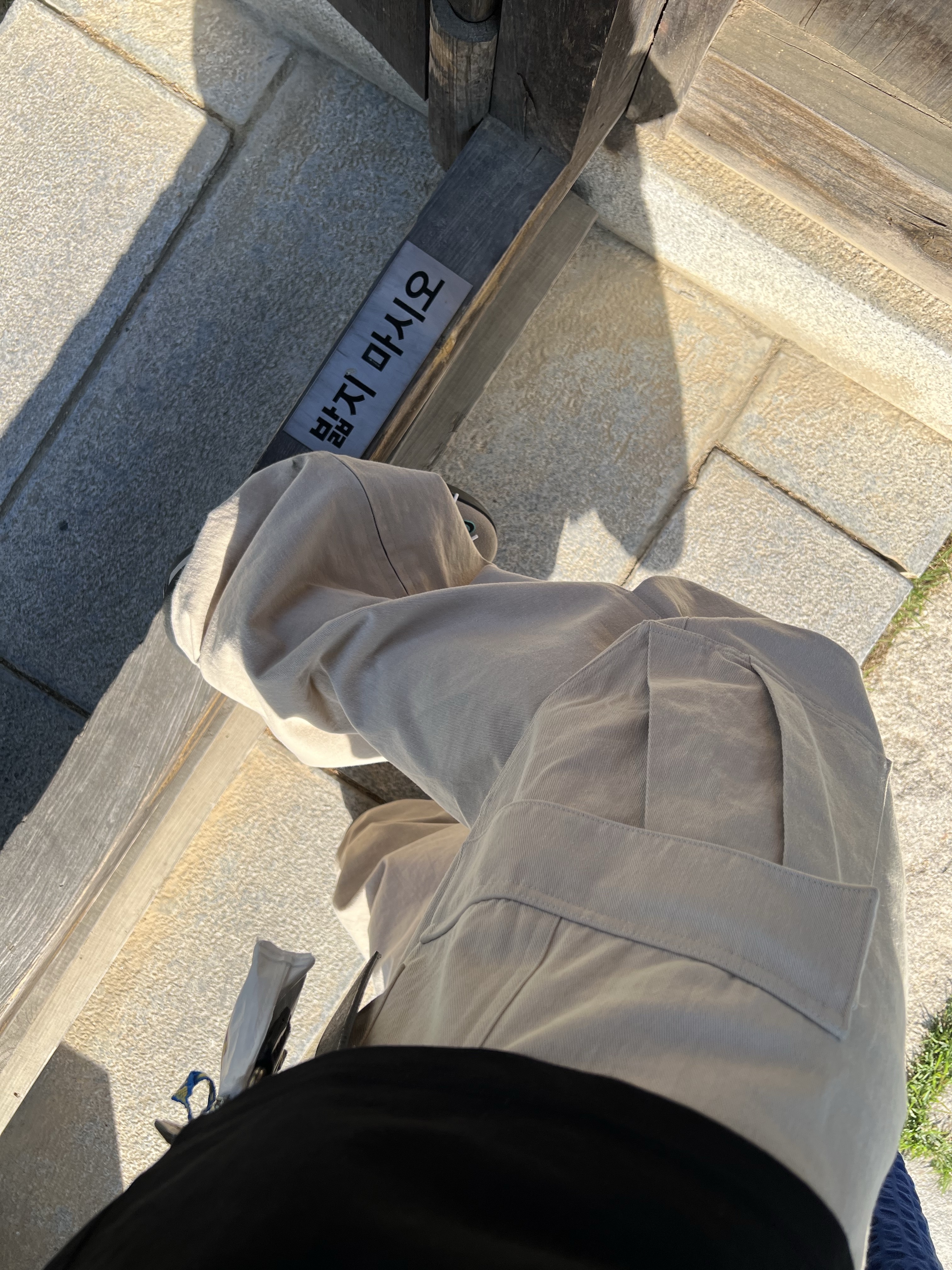 Nonnod Side Zip Cargo Pants Beige, Nike x Sacai Magmascape SP Varsity Royal 착용 스타일 - 7