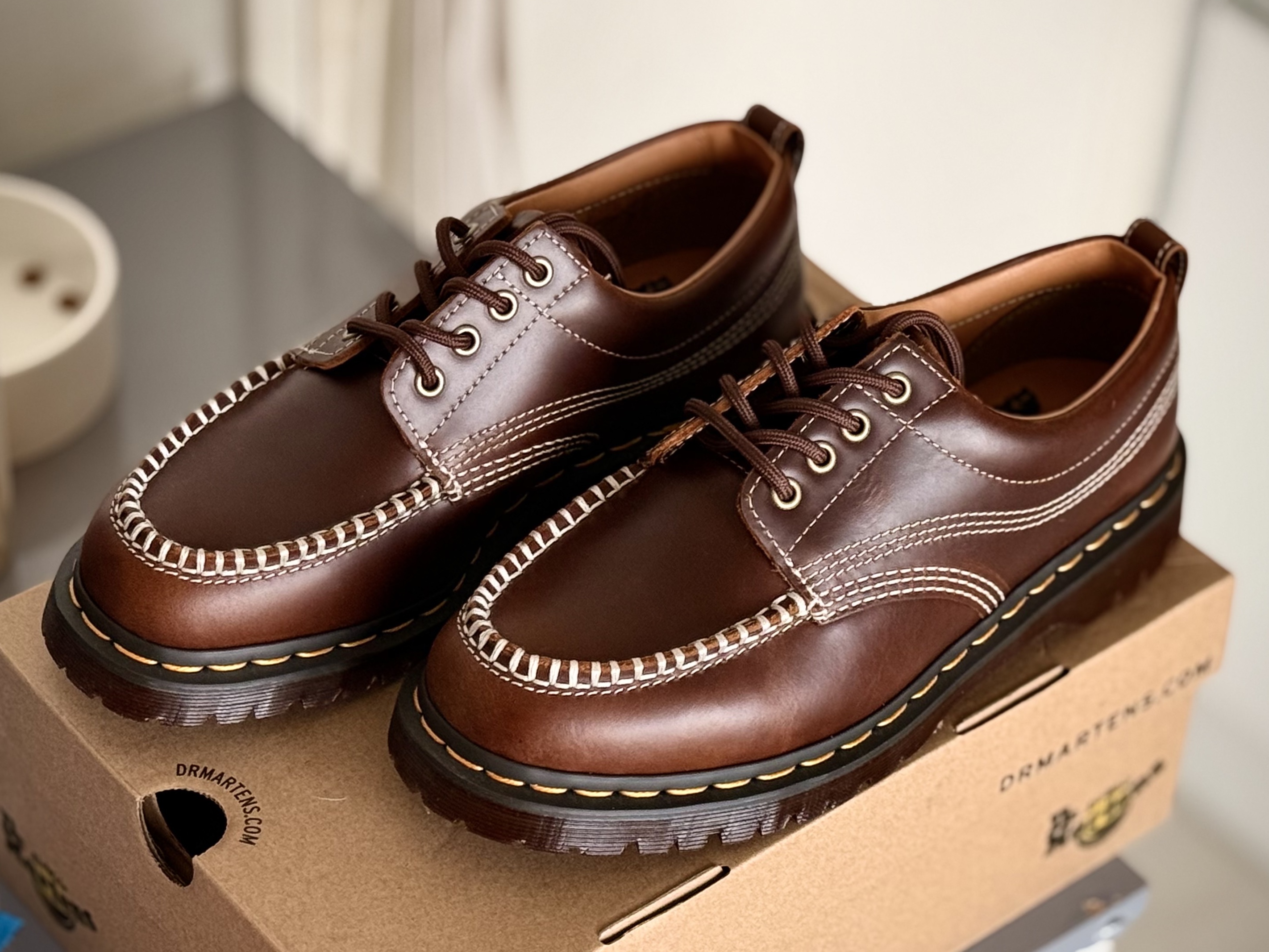 Dr. Martens Lowell Leather Moc Toe Shoes Butterscotch Orleans 착용 스타일 - 1