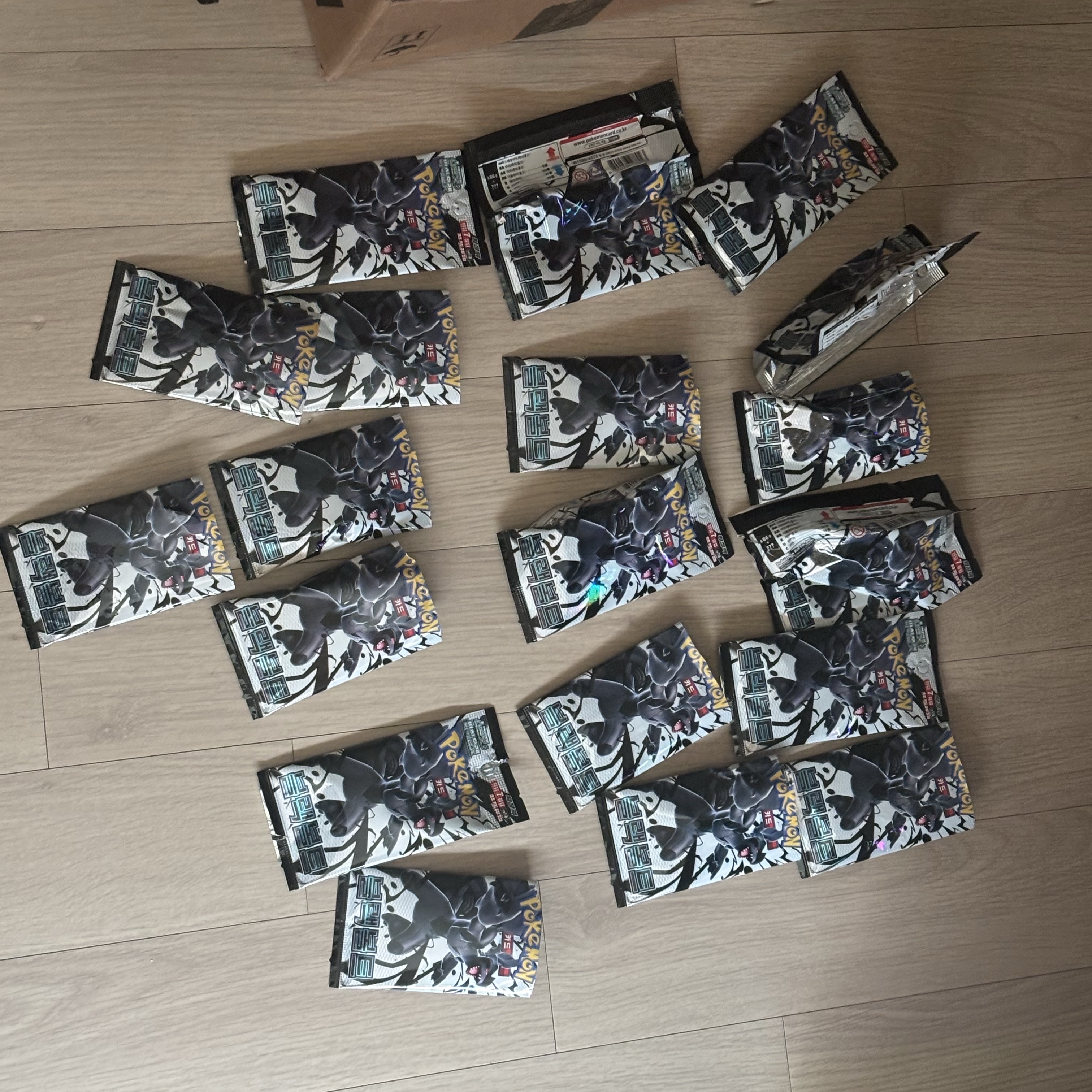 Pokemon TCG Scarlet & Violet Expansion Pack Black Volt Box (Pack of 20/Korean Ver.) 착용 스타일 - 2