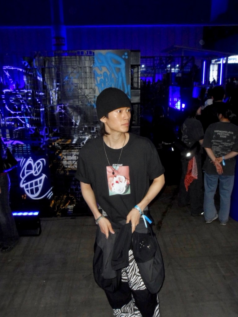 Supreme x Hypebeast 20th Anniversary T-Shirt Black - 25FW, Jordan 4 Retro Black Cat 2020 착용 스타일 - 2