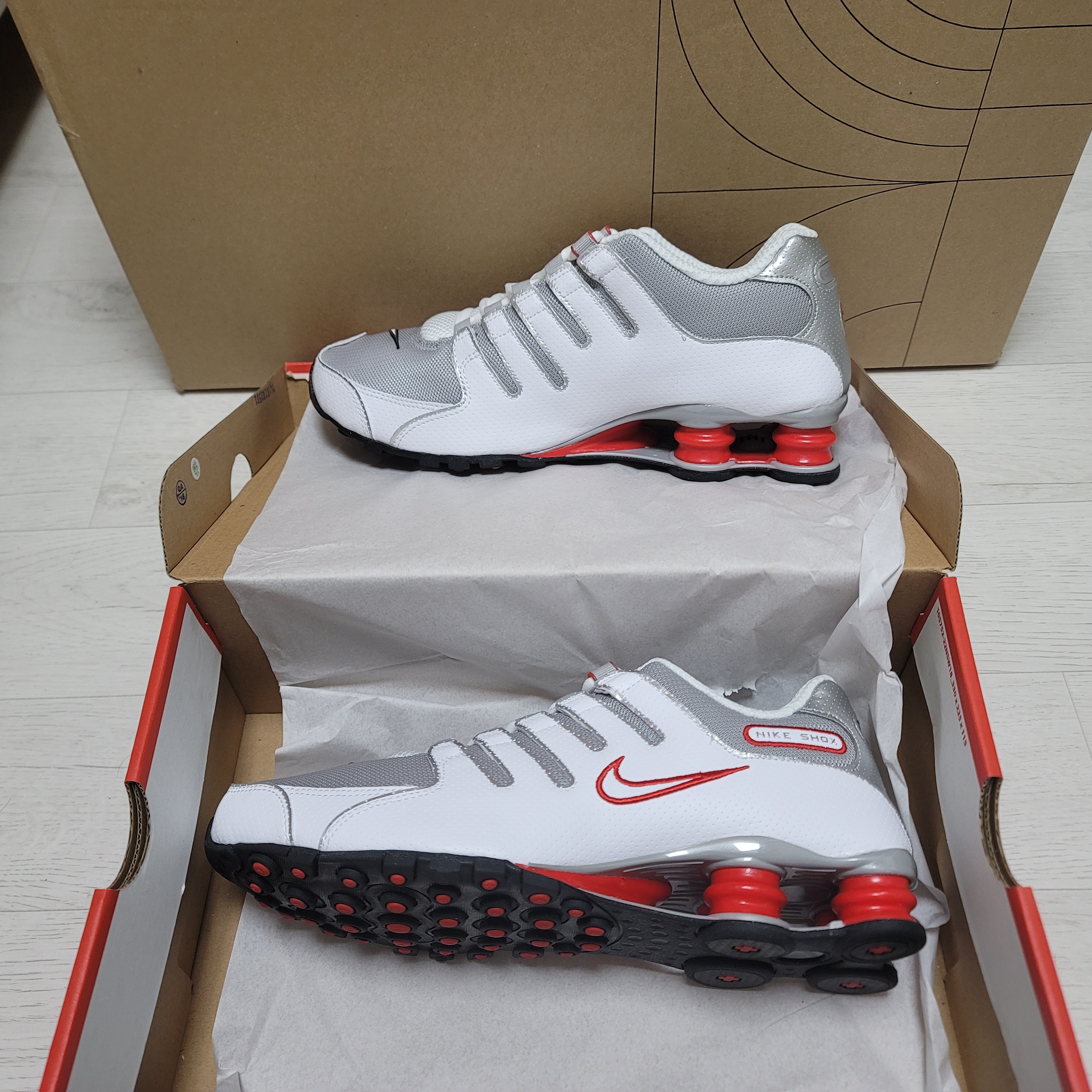Nike Shox NZ White Sport Red, Nike Shox TL Metallic Silver 착용 스타일 - 3