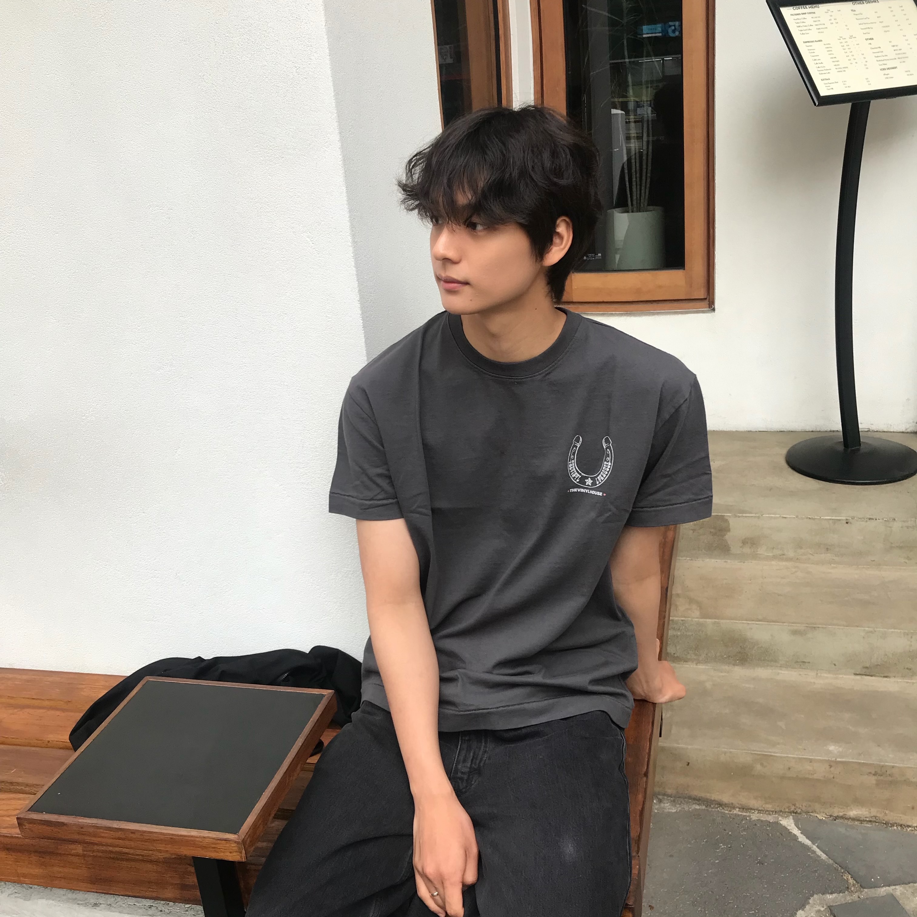 [KREAM 단독] Thevinylhouse Lucky House Tee Charcoal 착용 스타일 - 1