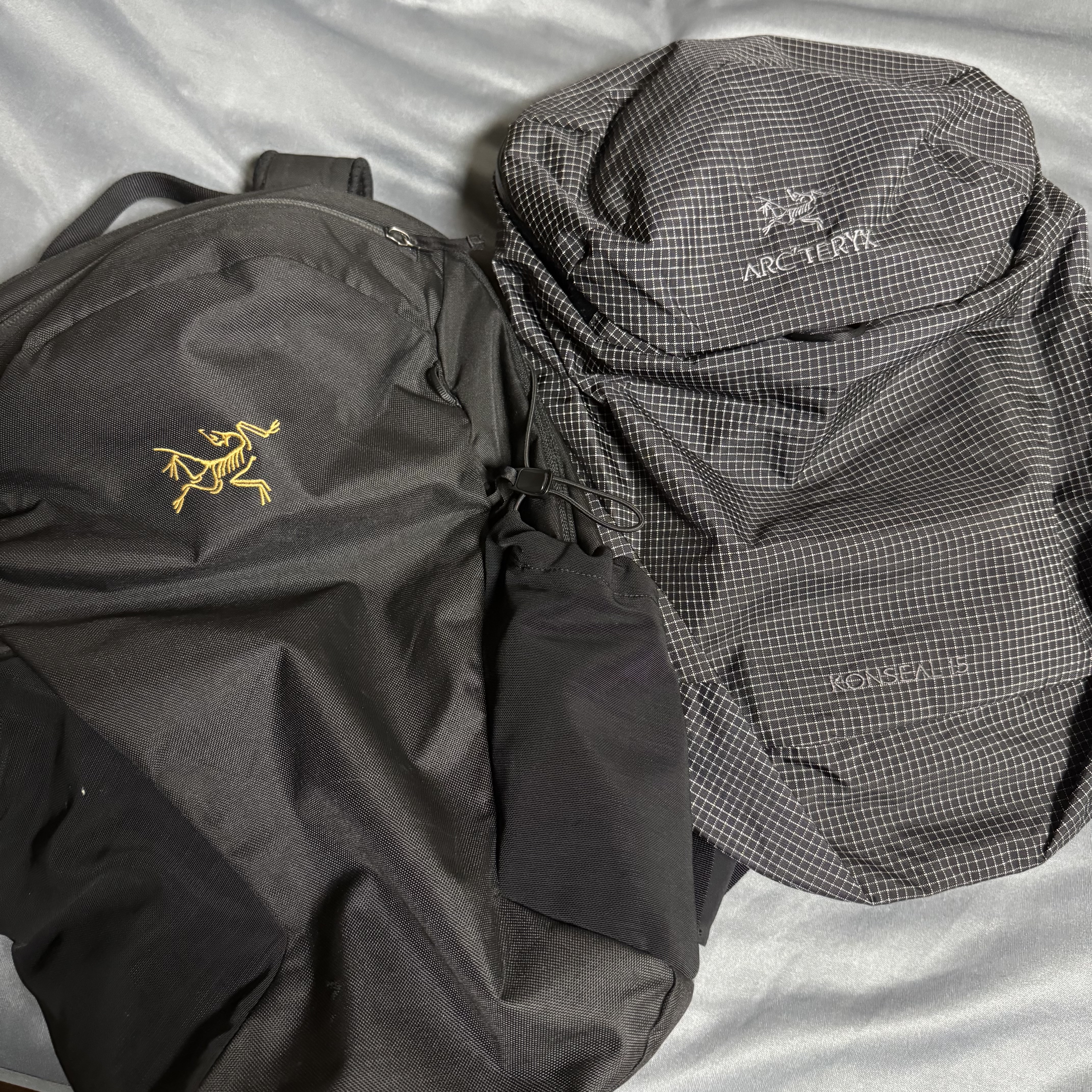 Arc'teryx Konseal 15 Backpack Black, Salomon Trailblazer 20 Commuter Black 착용 스타일 - 2