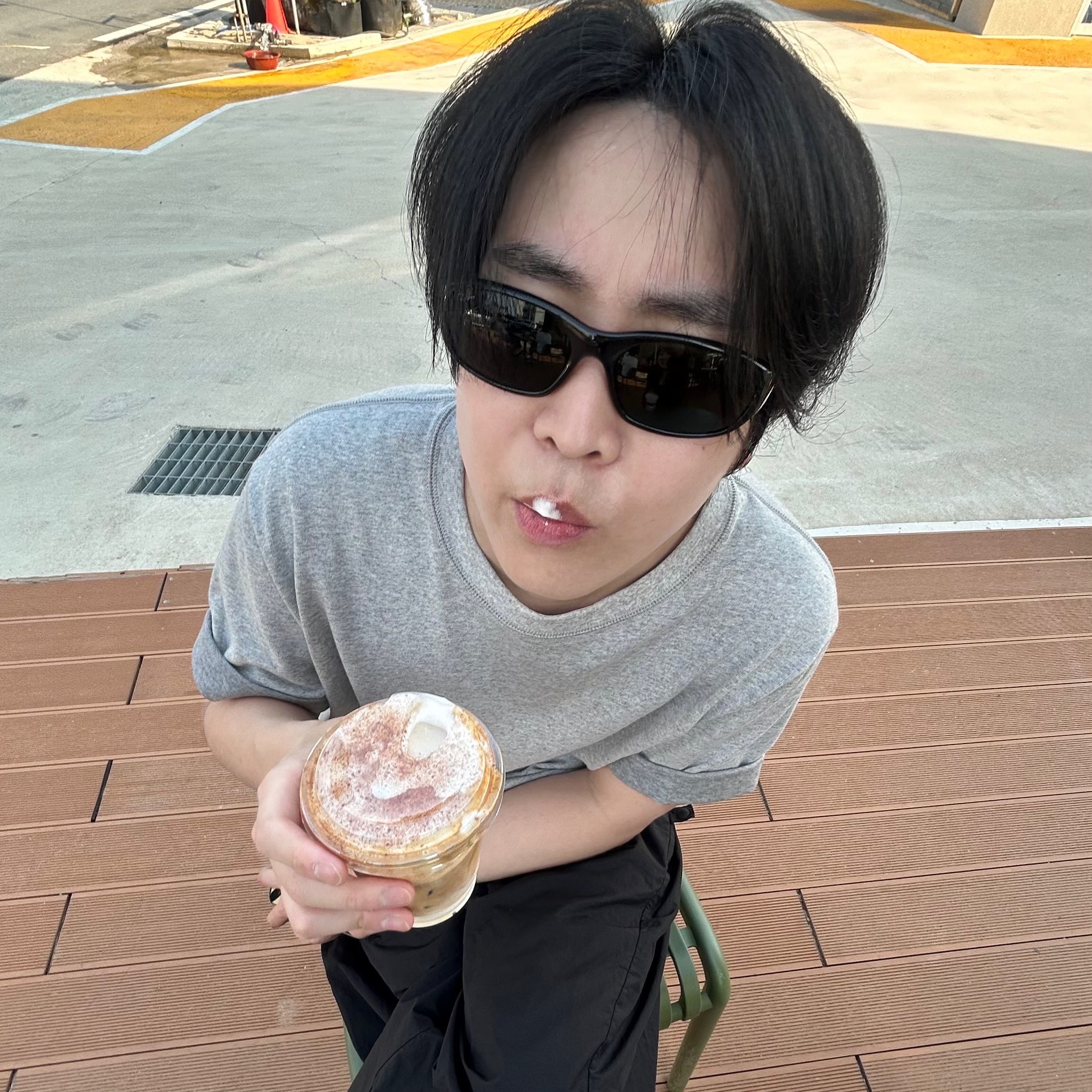 Ray-Ban DADDY-O II Polished Black Frame Green Classic G-15 Lenses, Uniqlo x JW Anderson Bi-Color T-Shirt Grey 착용 스타일 - 2
