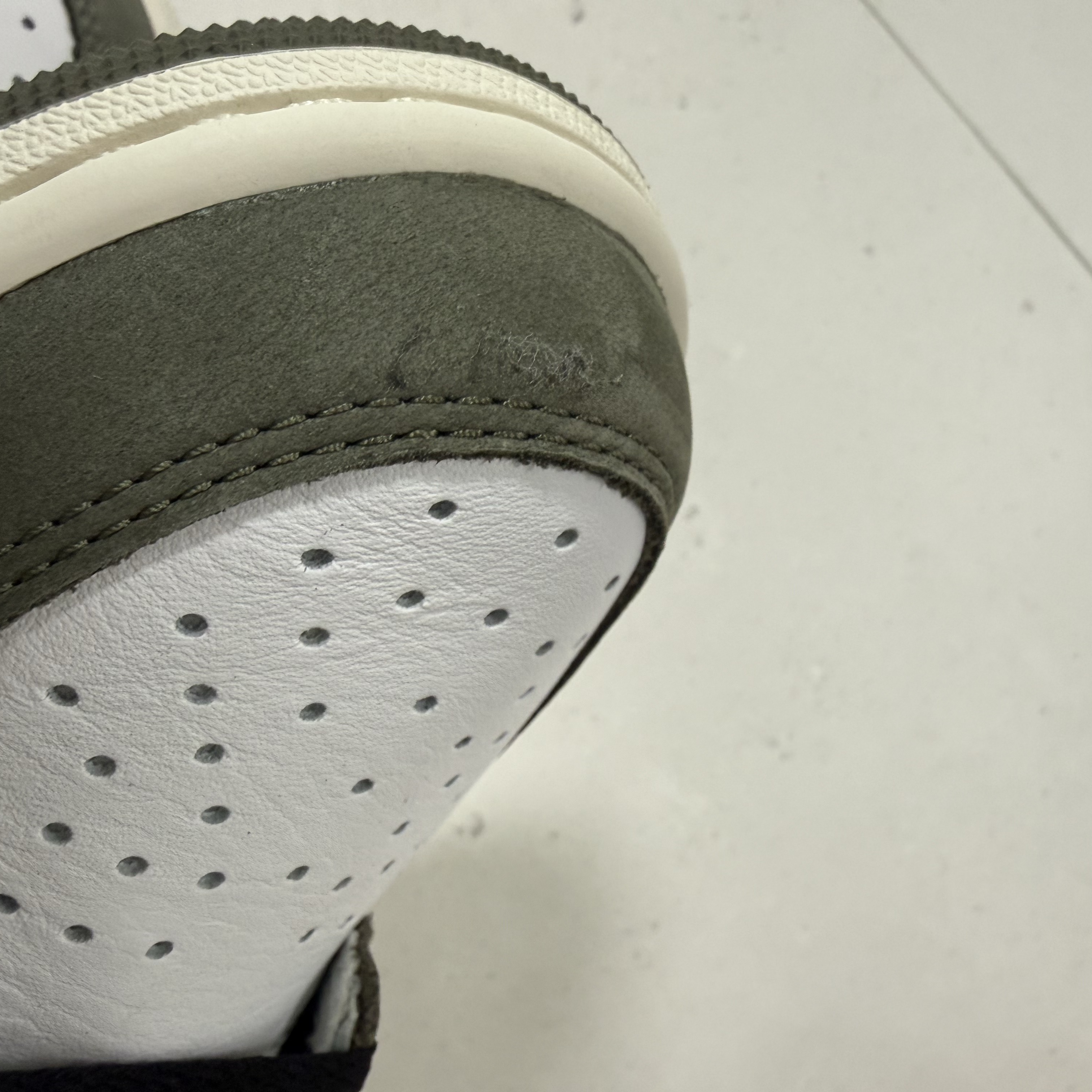 Jordan 1 Retro Low OG Medium Olive and Summit White 착용 스타일 - 1