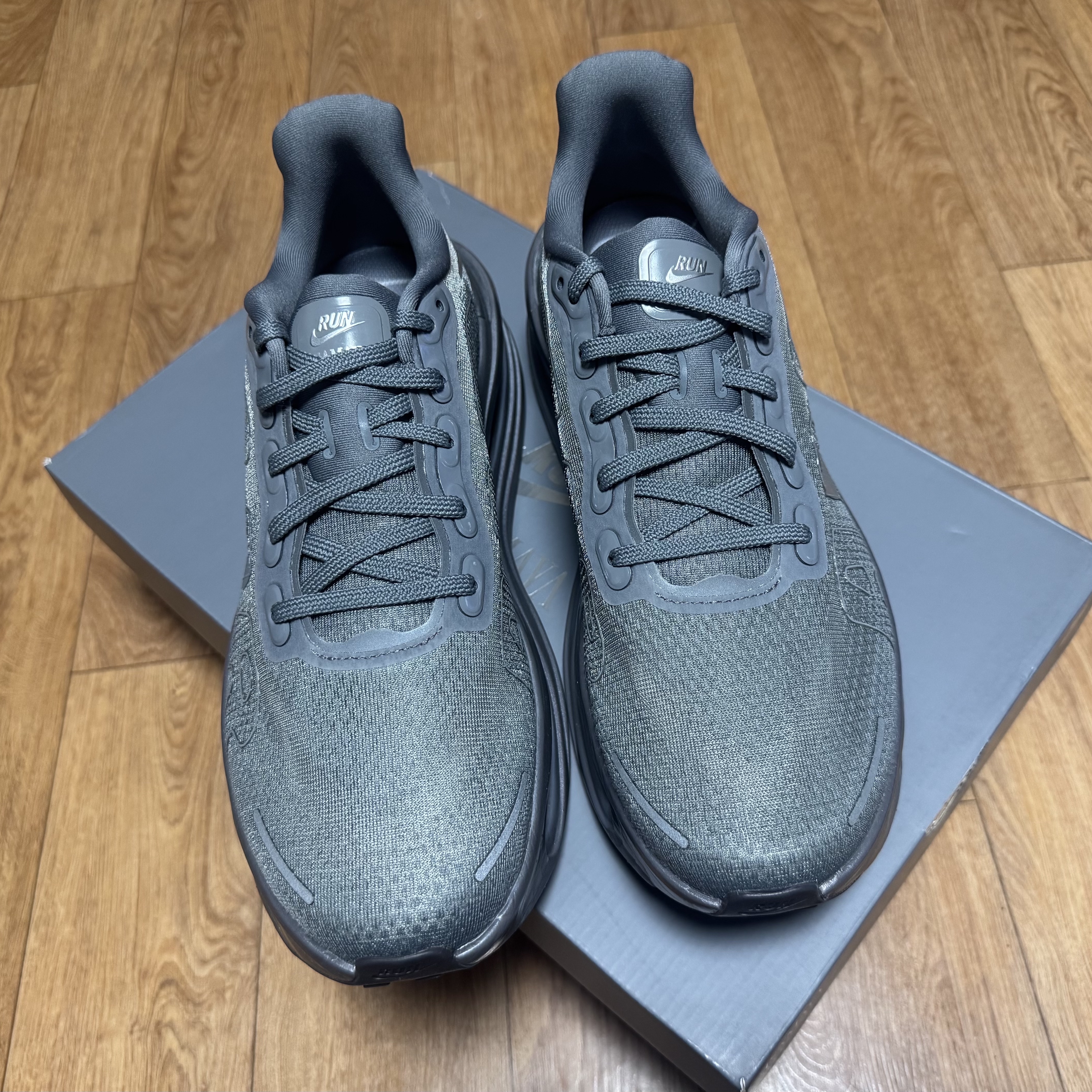 (W) Nike x Isamaya Vomero Premium Smoke Grey Light Smoke Grey 착용 스타일 - 4
