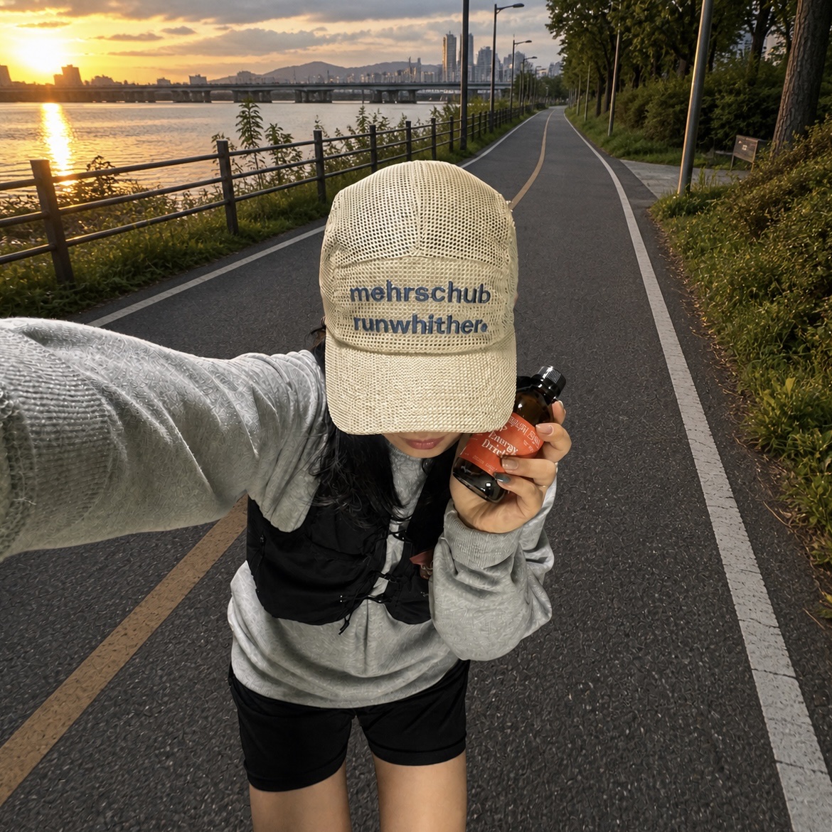 [KREAM 단독] runwhither Mesh Cap Beige, [KREAM 단독] runwhither Trail Running Vest Black 착용 스타일 - 1