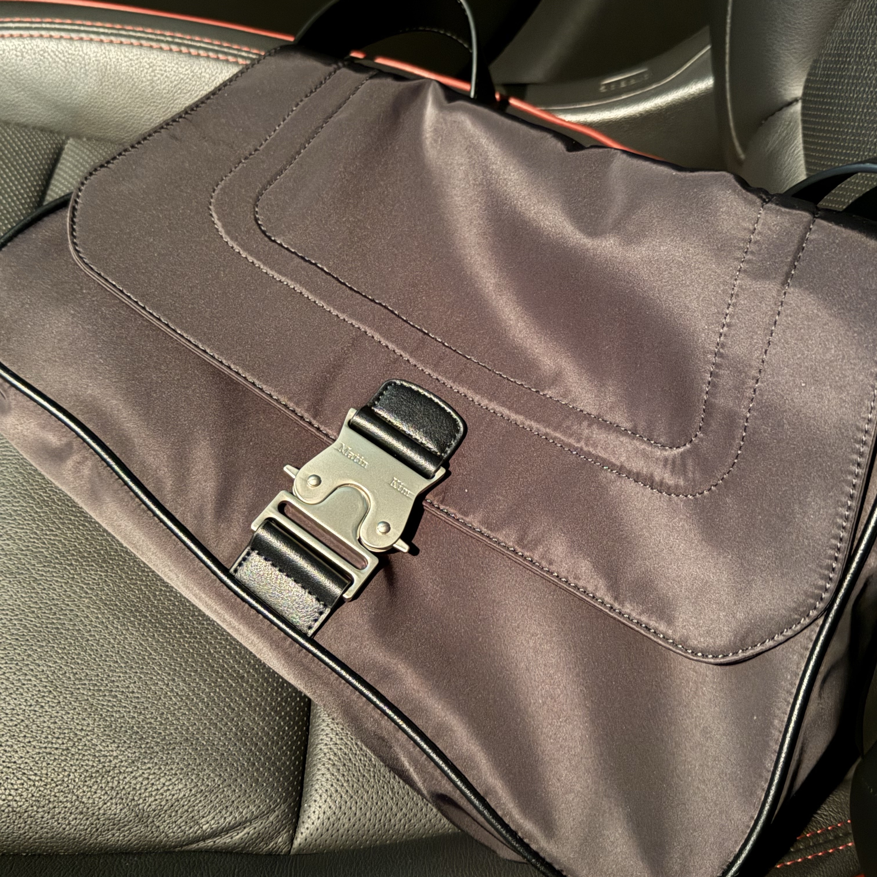 Matin Kim Buckle Bag Black 착용 스타일