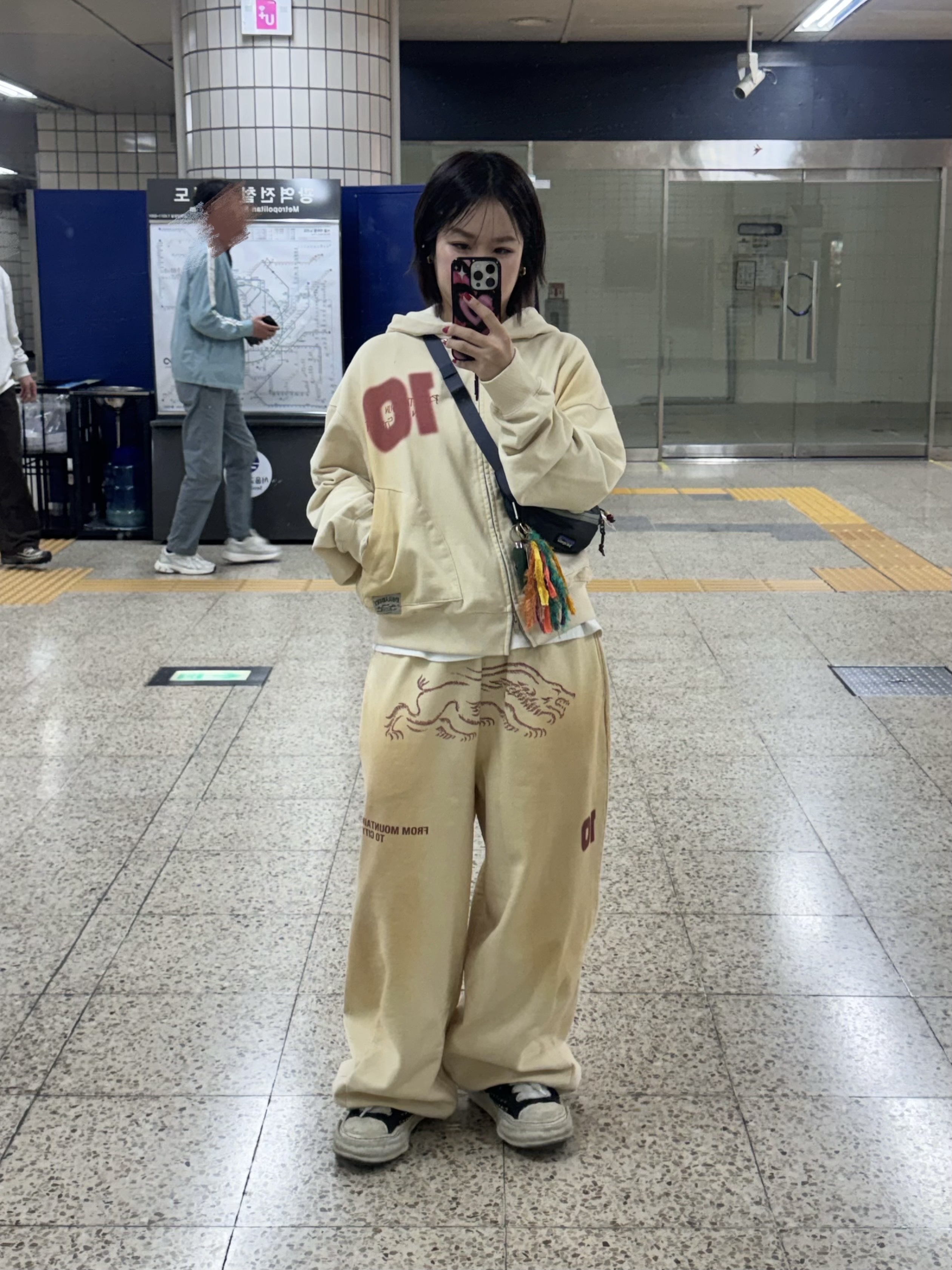 Bsrabbit Oil-Washed Graphic Pants Ivory, Bsrabbit Oil-Washed Graphic Zip-Up Hoodie Ivory 착용 스타일