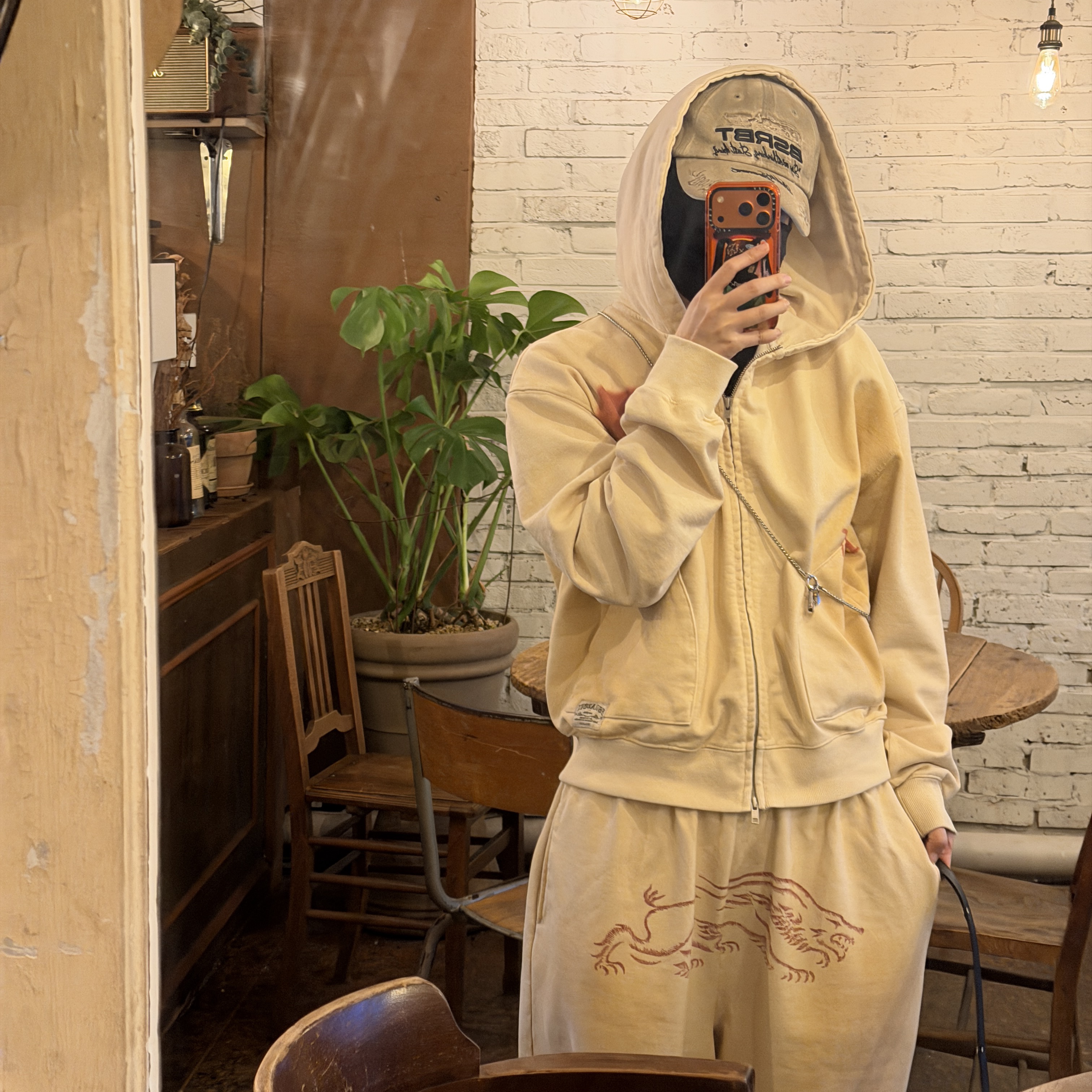 Bsrabbit Oil-Washed Graphic Pants Ivory, Bsrabbit Oil-Washed Graphic Zip-Up Hoodie Ivory 착용 스타일 - 5