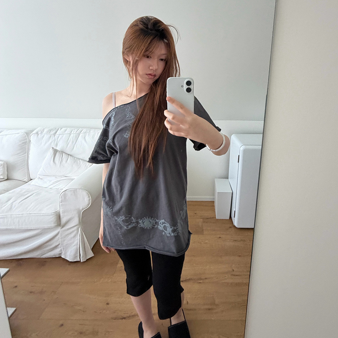 Thevinylhouse Cut-Off Loose Chain Tee (W) Charcoal 착용 스타일