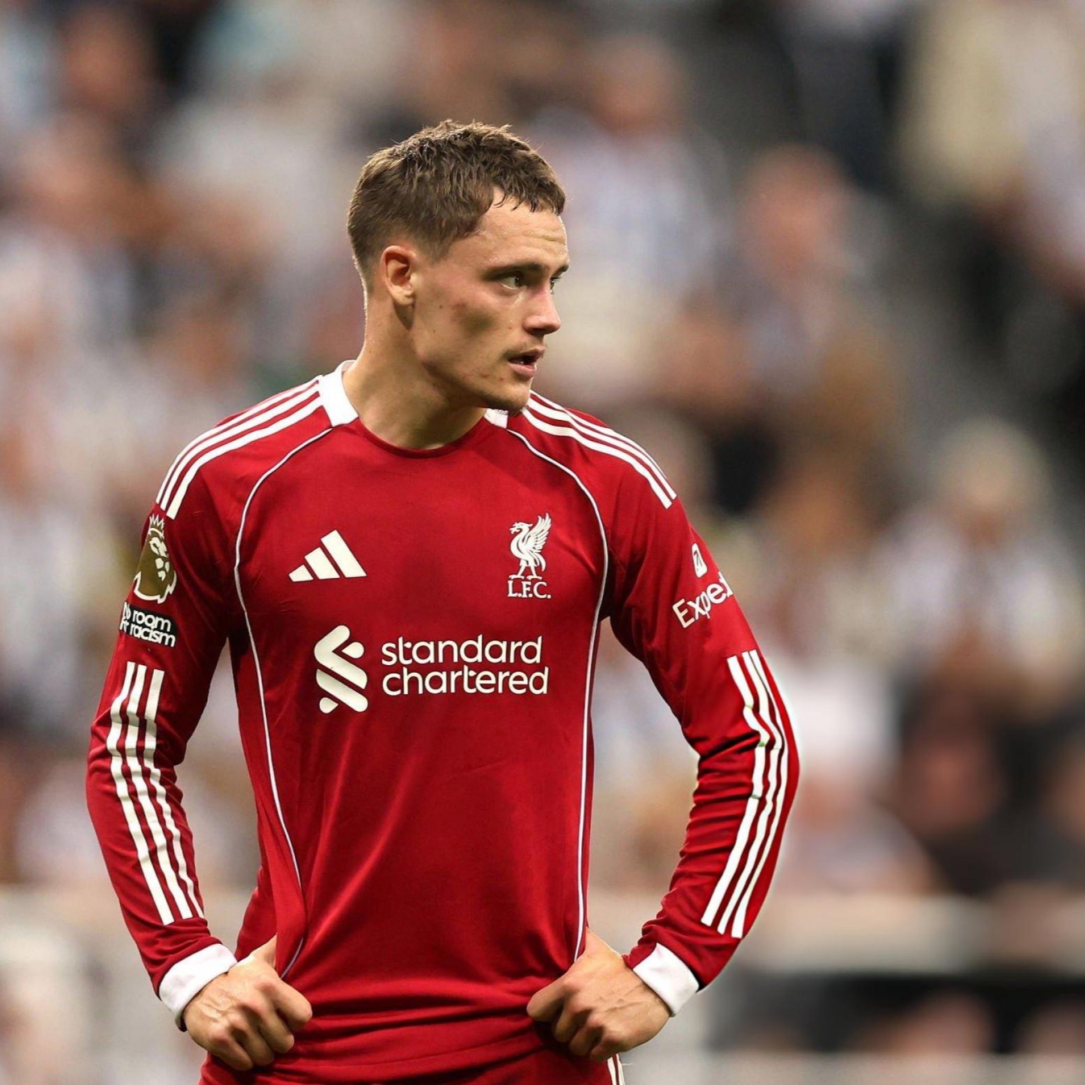 Adidas Liverpool FC 2025/26 Home Long Sleeve Jersey Strawberry Red - KR Sizing (Non Marking Ver.), Adidas Liverpool FC 2025/26 Away Jersey Wonder White - KR Sizing (Non Marking Ver.) 착용 스타일