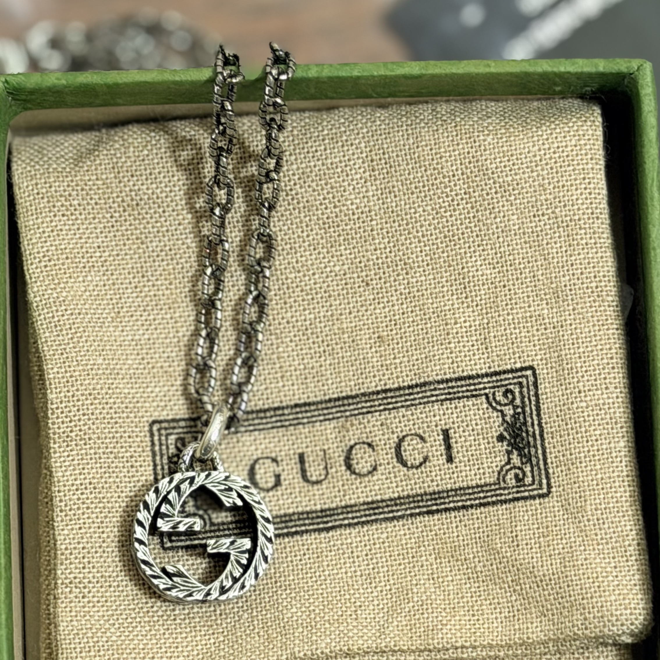 Gucci Interlocking G Pendant Necklace Silver, Tom Ford Oud Wood Eau De Parfum 100ml 착용 스타일 - 4