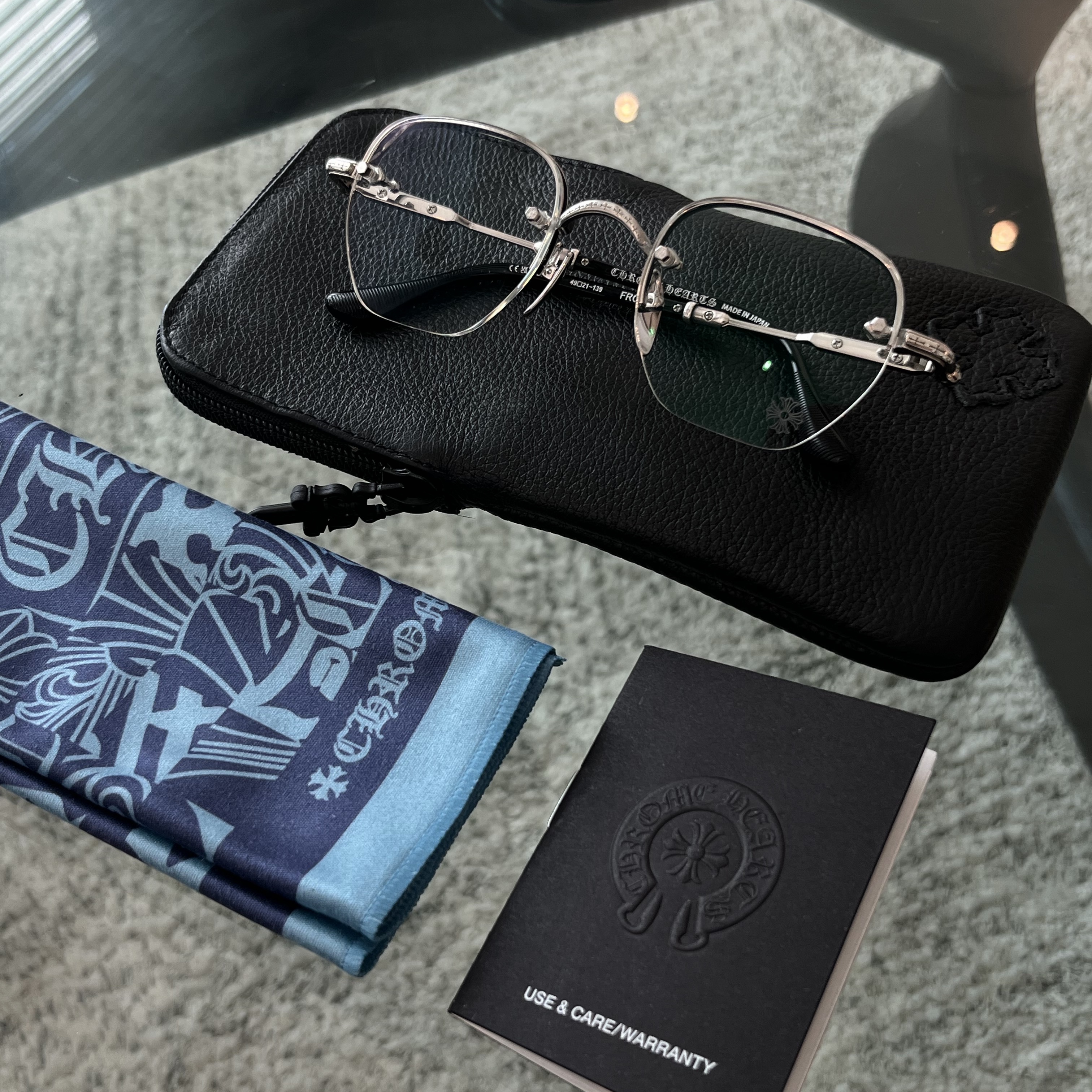 Chrome Hearts Frosted Brushed Silver Black 착용 스타일 - 1