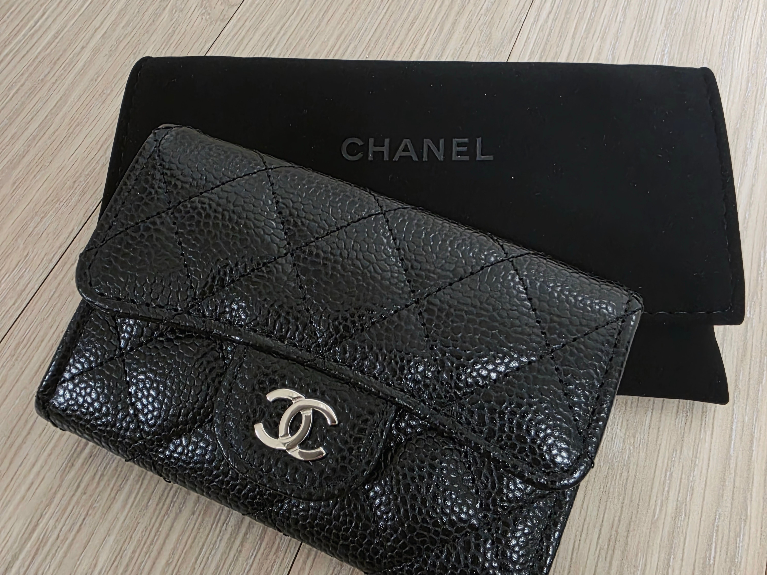 Chanel Classic Card Holder Grained Calfskin & Silver Black 착용 스타일 - 1
