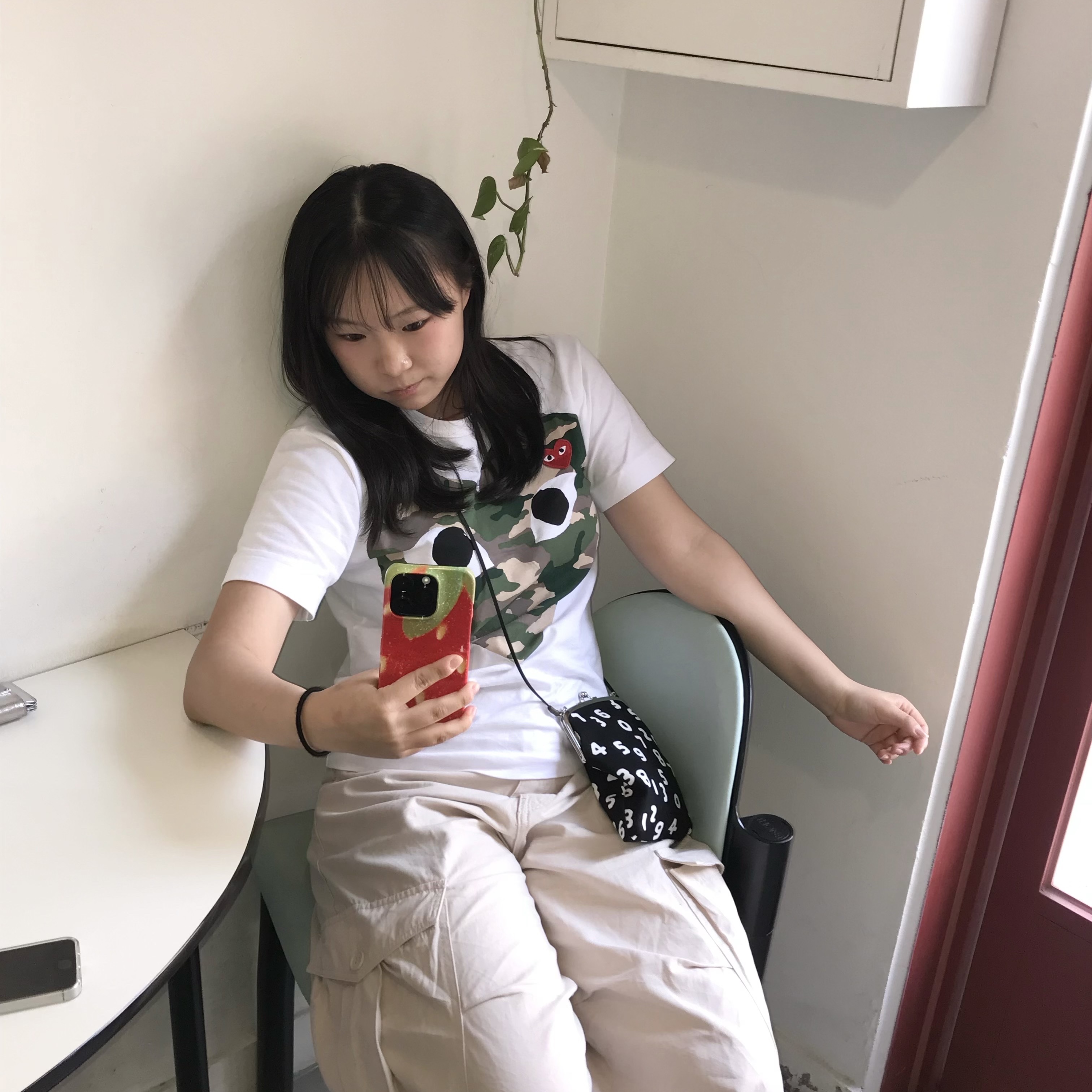 Play Comme des Garcons Camouflage Heart T-Shirt White, Sou Sou Canvas Soft Gamaguchi Bag Large Black (with 110cm Black Leather Strap) 착용 스타일