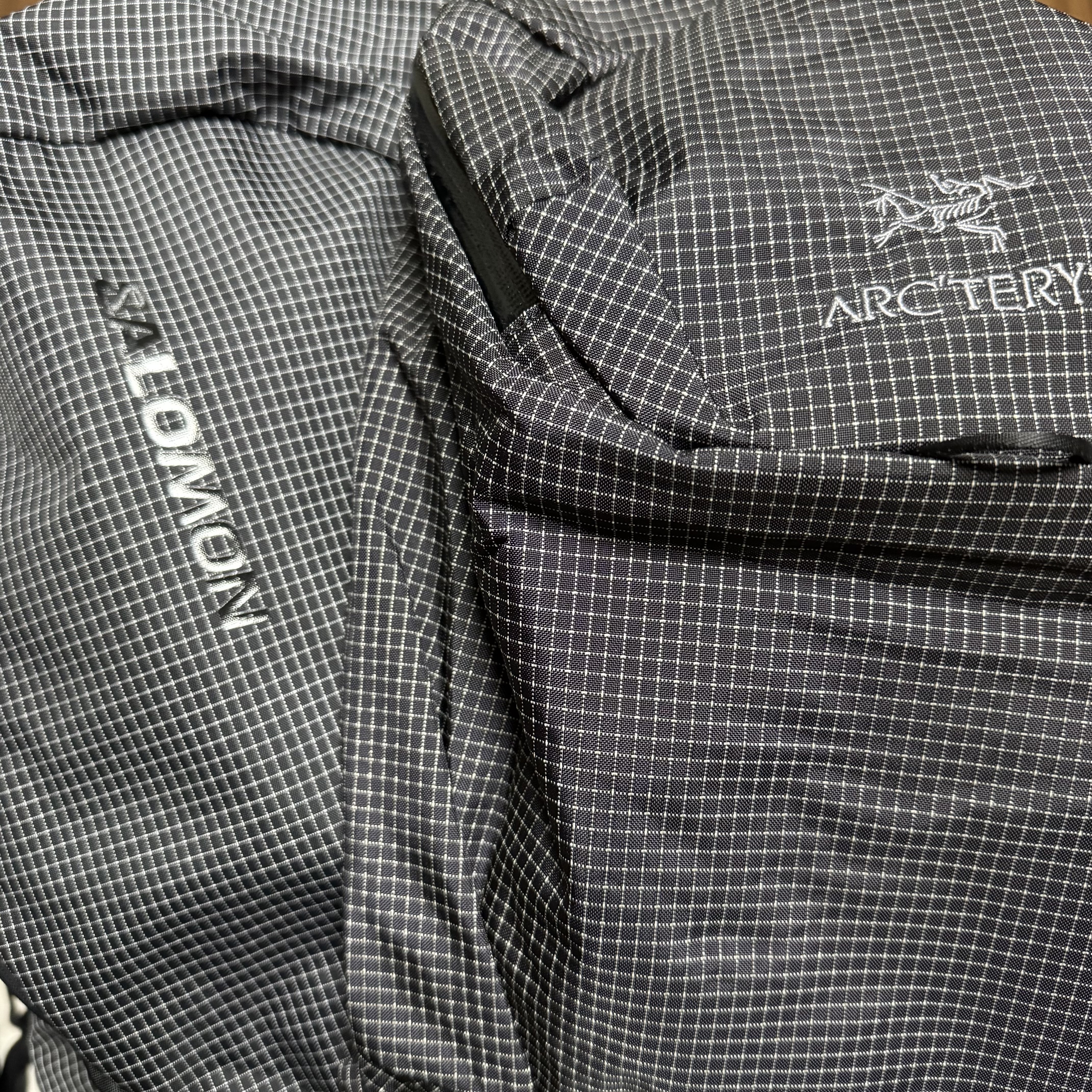 Arc'teryx Konseal 15 Backpack Black, Salomon Trailblazer 20 Commuter Black 착용 스타일 - 1