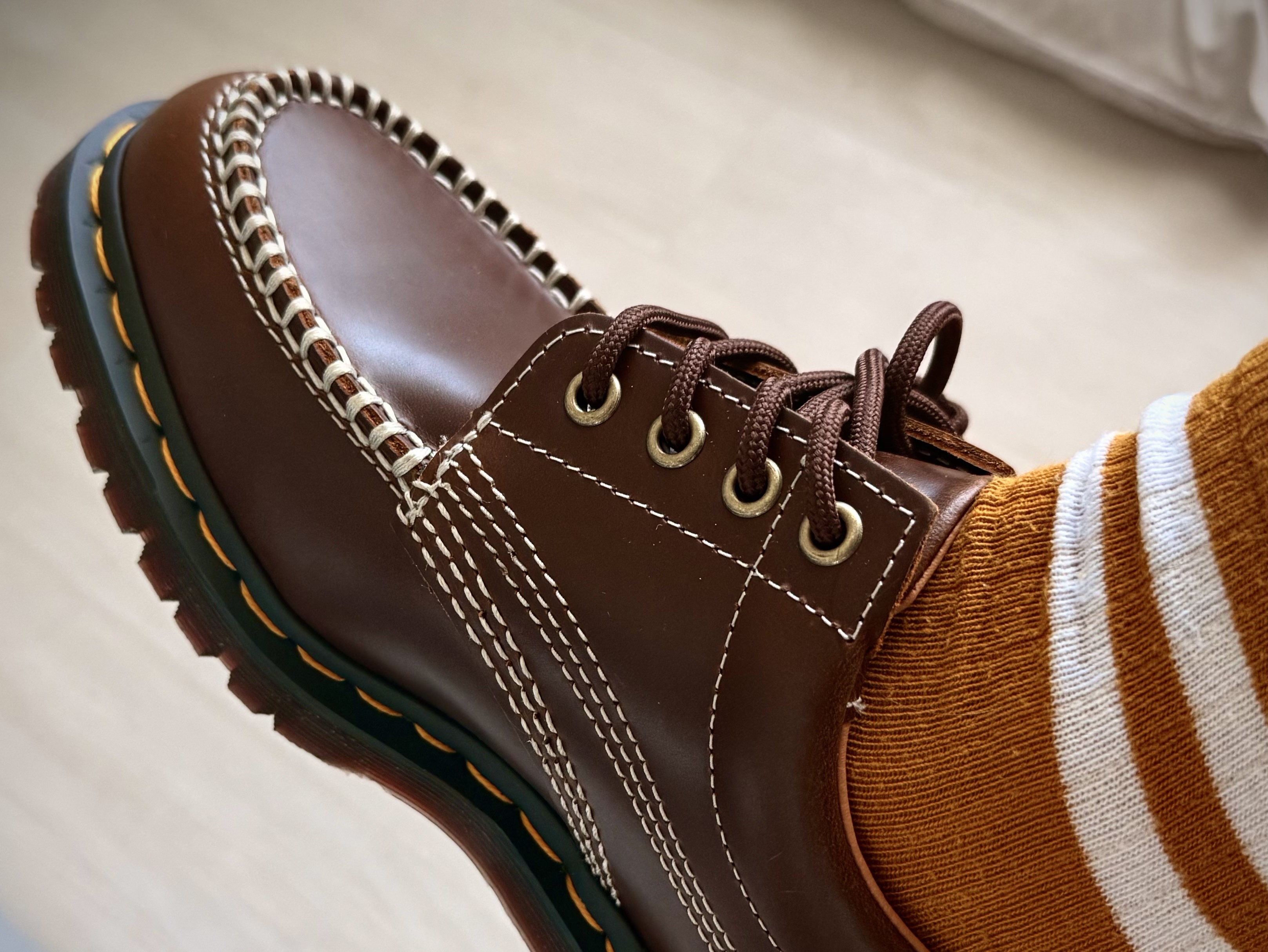 Dr. Martens Lowell Leather Moc Toe Shoes Butterscotch Orleans 착용 스타일 - 3