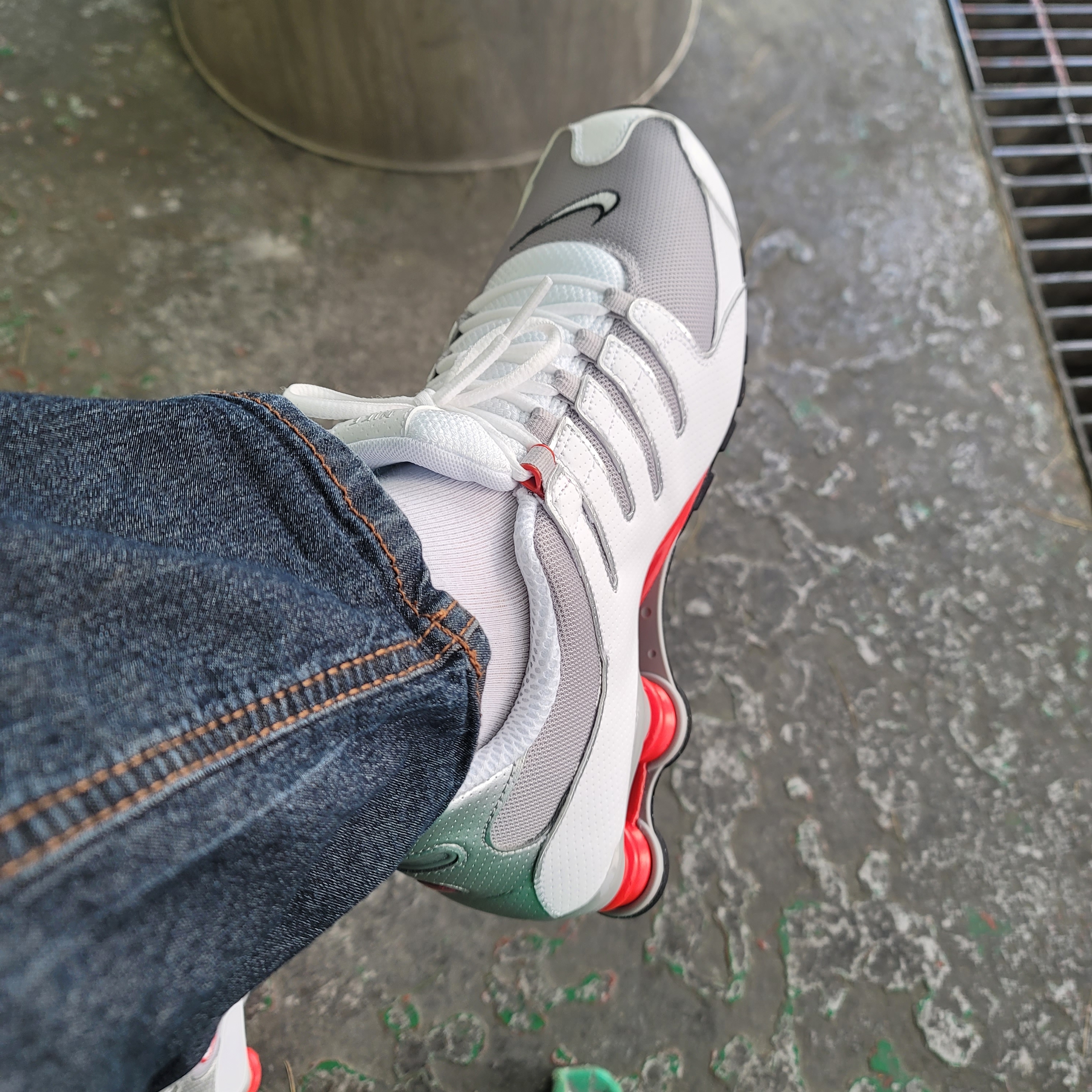 Nike Shox NZ White Sport Red, Nike Shox TL Metallic Silver 착용 스타일 - 4