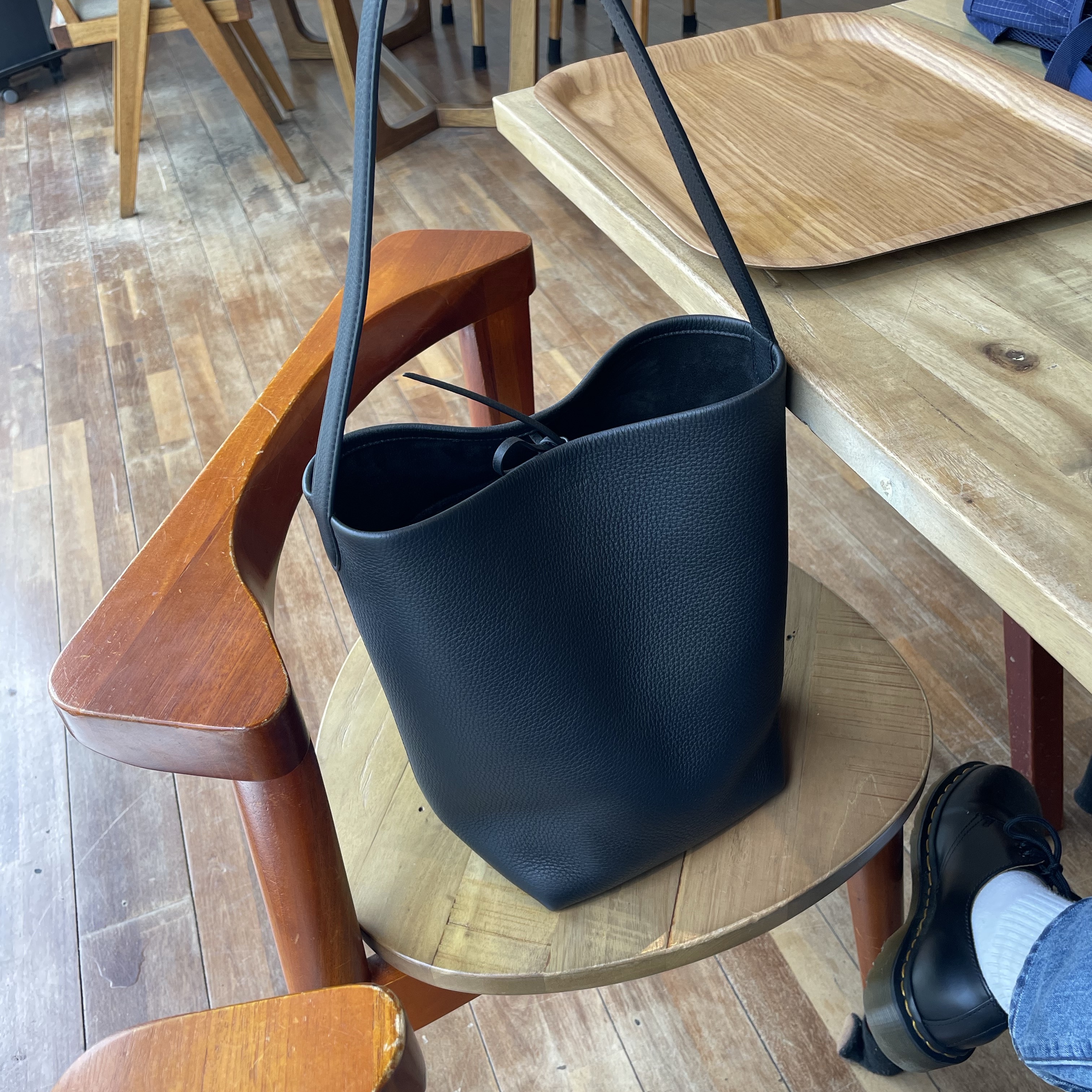The Row Medium N/S Park Tote in Leather Black 착용 스타일