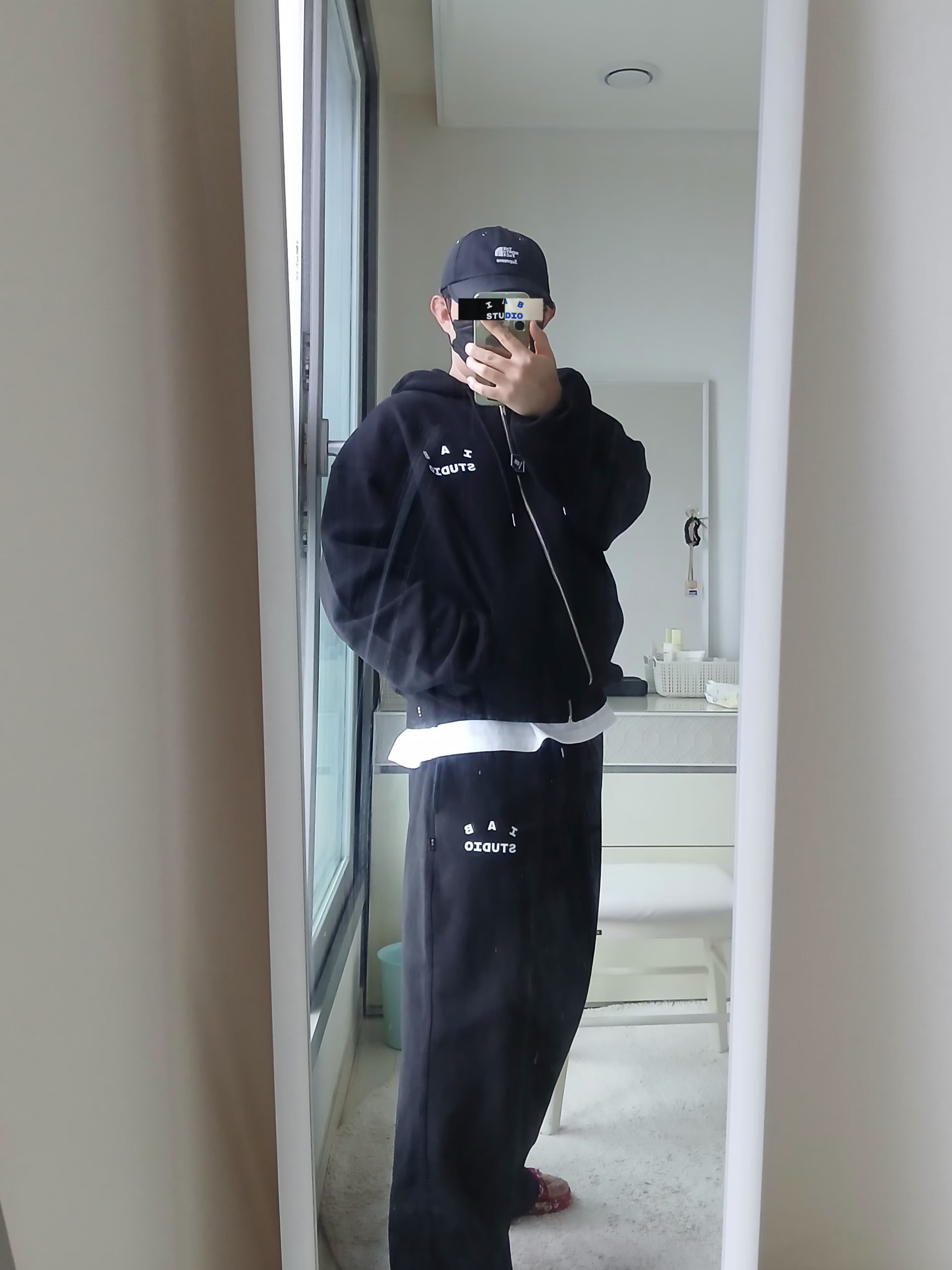 Supreme x The North Face Split 6-Panel Black - 24SS, IAB Studio IAB Sweatpants Black 착용 스타일 - 3