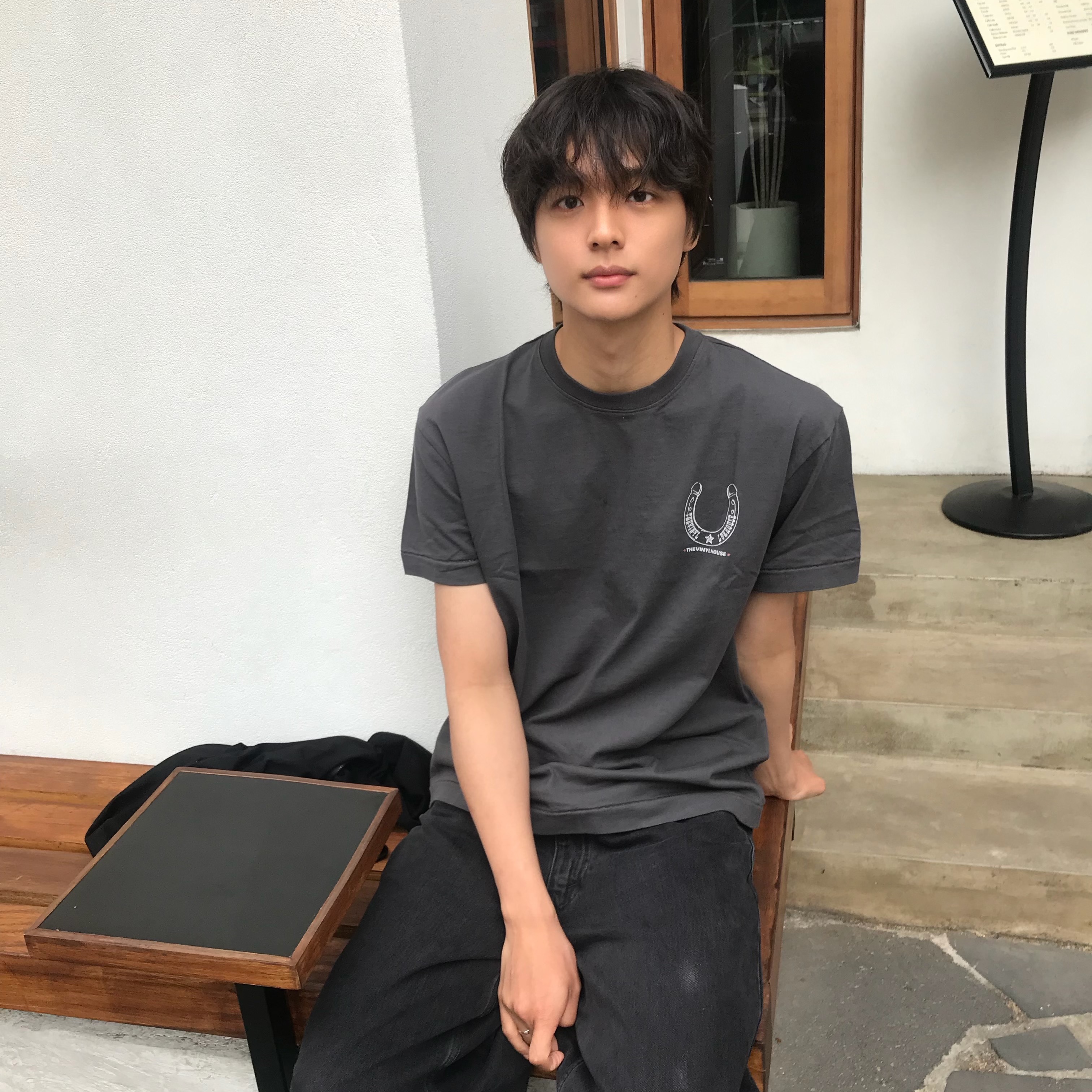 [KREAM 단독] Thevinylhouse Lucky House Tee Charcoal 착용 스타일 - 4