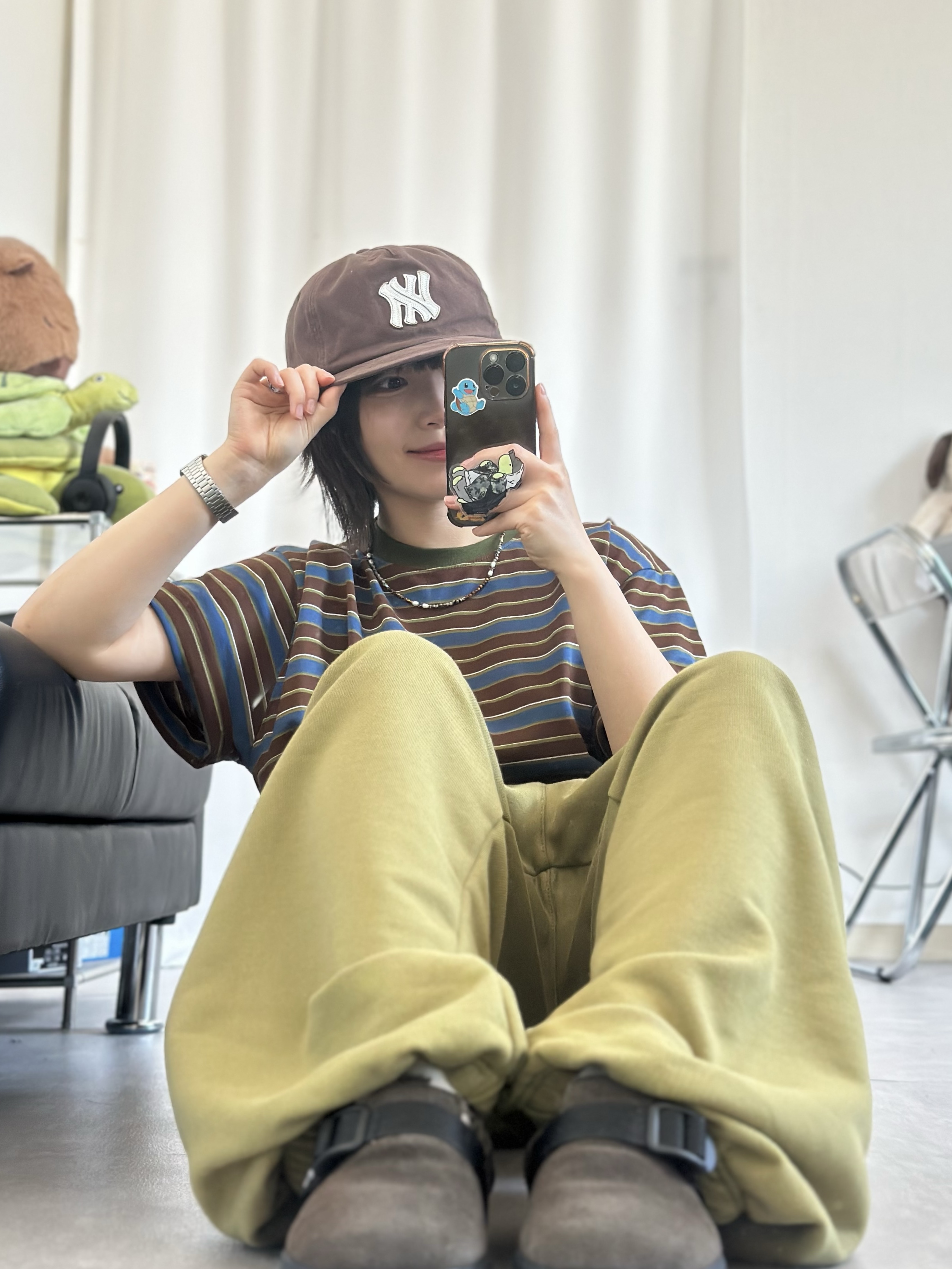 Farfromwhat Far Patch Logo Cap Brown 착용 스타일 - 1