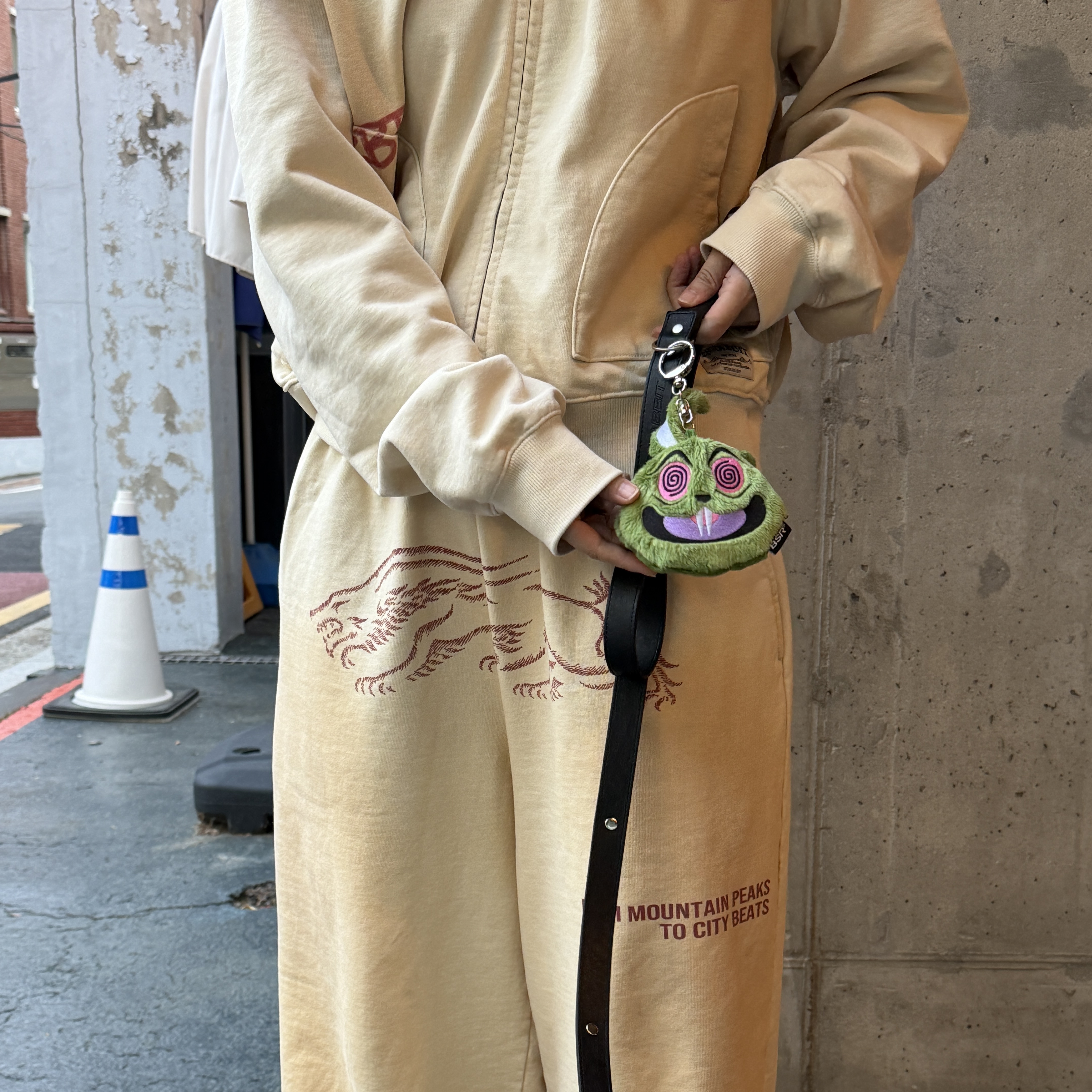 Bsrabbit Oil-Washed Graphic Pants Ivory, Bsrabbit Oil-Washed Graphic Zip-Up Hoodie Ivory 착용 스타일 - 2