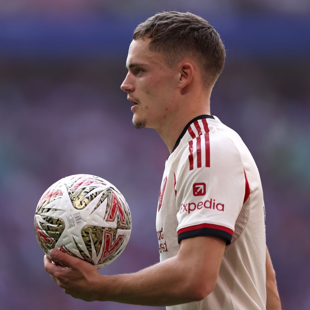 Adidas Liverpool FC 2025/26 Away Jersey Wonder White - KR Sizing (Non Marking Ver.), Adidas Liverpool FC 2025/26 Home Long Sleeve Jersey Strawberry Red - KR Sizing (Non Marking Ver.) 착용 스타일