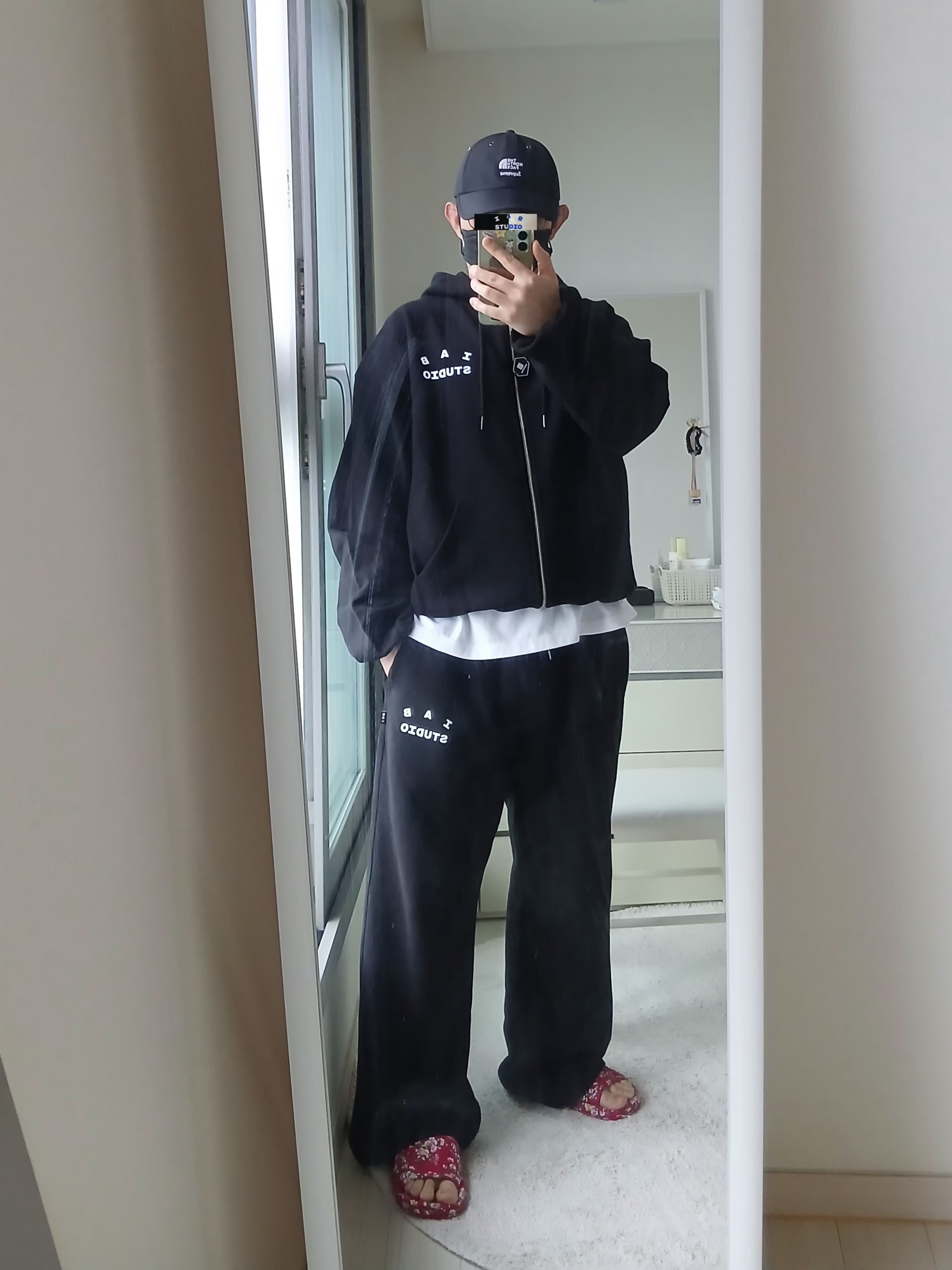 Supreme x The North Face Split 6-Panel Black - 24SS, IAB Studio IAB Sweatpants Black 착용 스타일 - 1