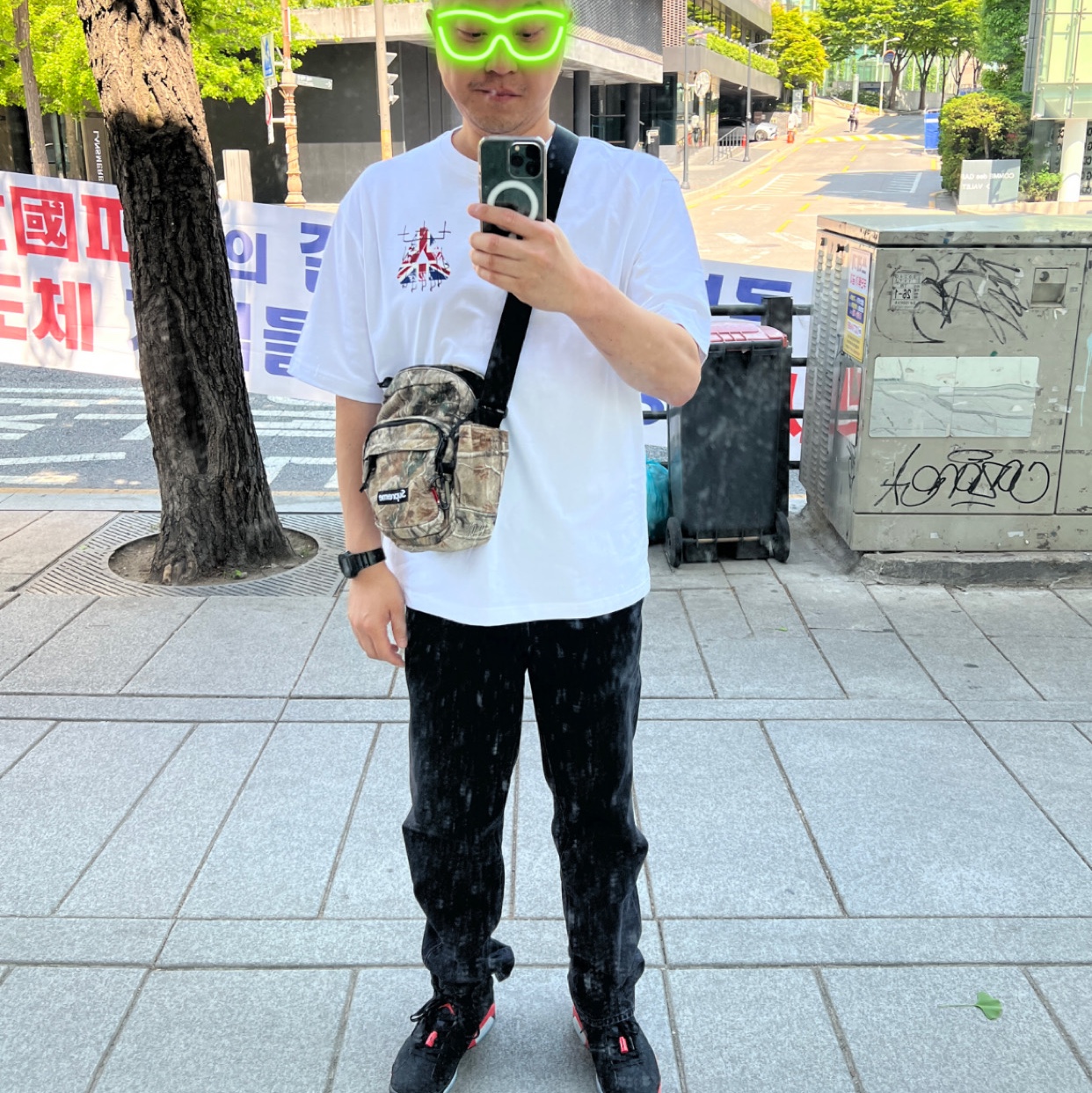 Jordan 6 Retro Infrared Salesman Black and Light Crimson, Supreme Regular Jean Black - 25SS 착용 스타일