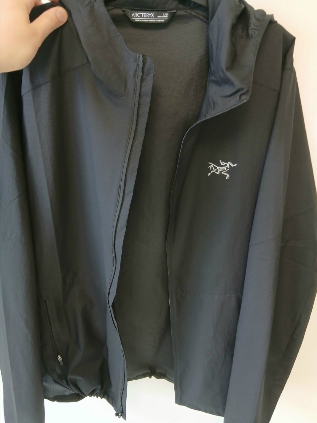Arc'teryx Incendo Airshell Hoody Black 착용 스타일 - 1