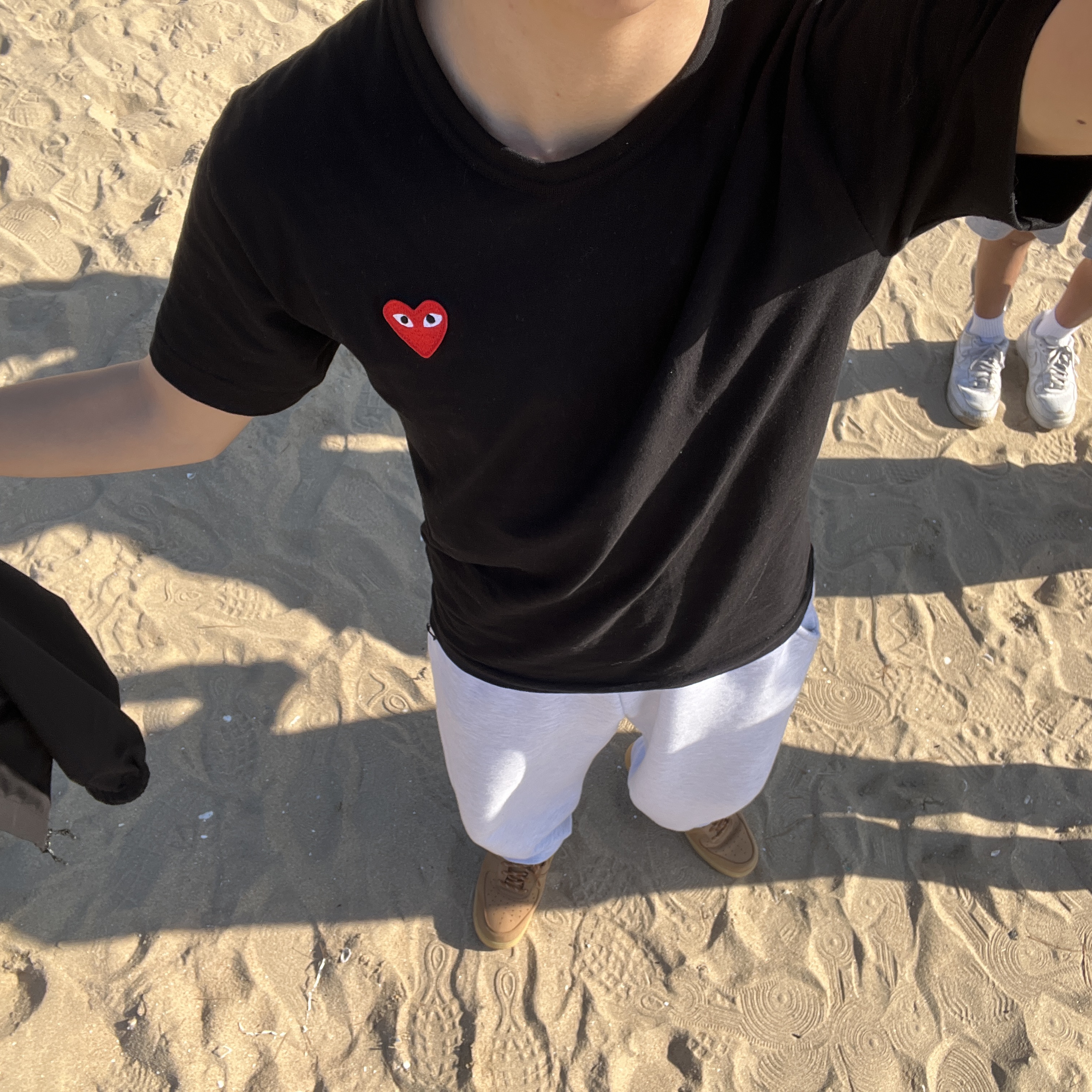 Play Comme des Garcons Red Heart T-Shirt Black 착용 스타일 - 1