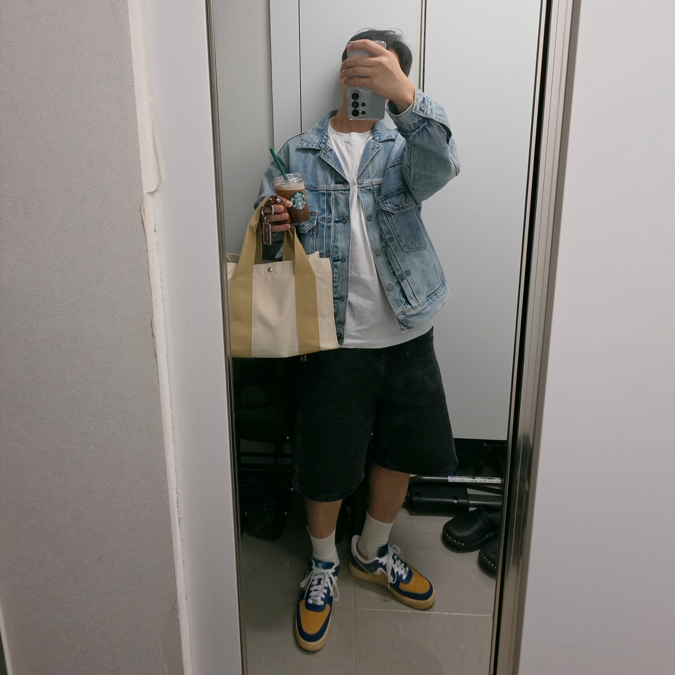 Levi's x Nike Trucker Jacket Light Blue, Nike x Undefeated Air Force 1 Low SP 5 On It Court Blue 착용 스타일