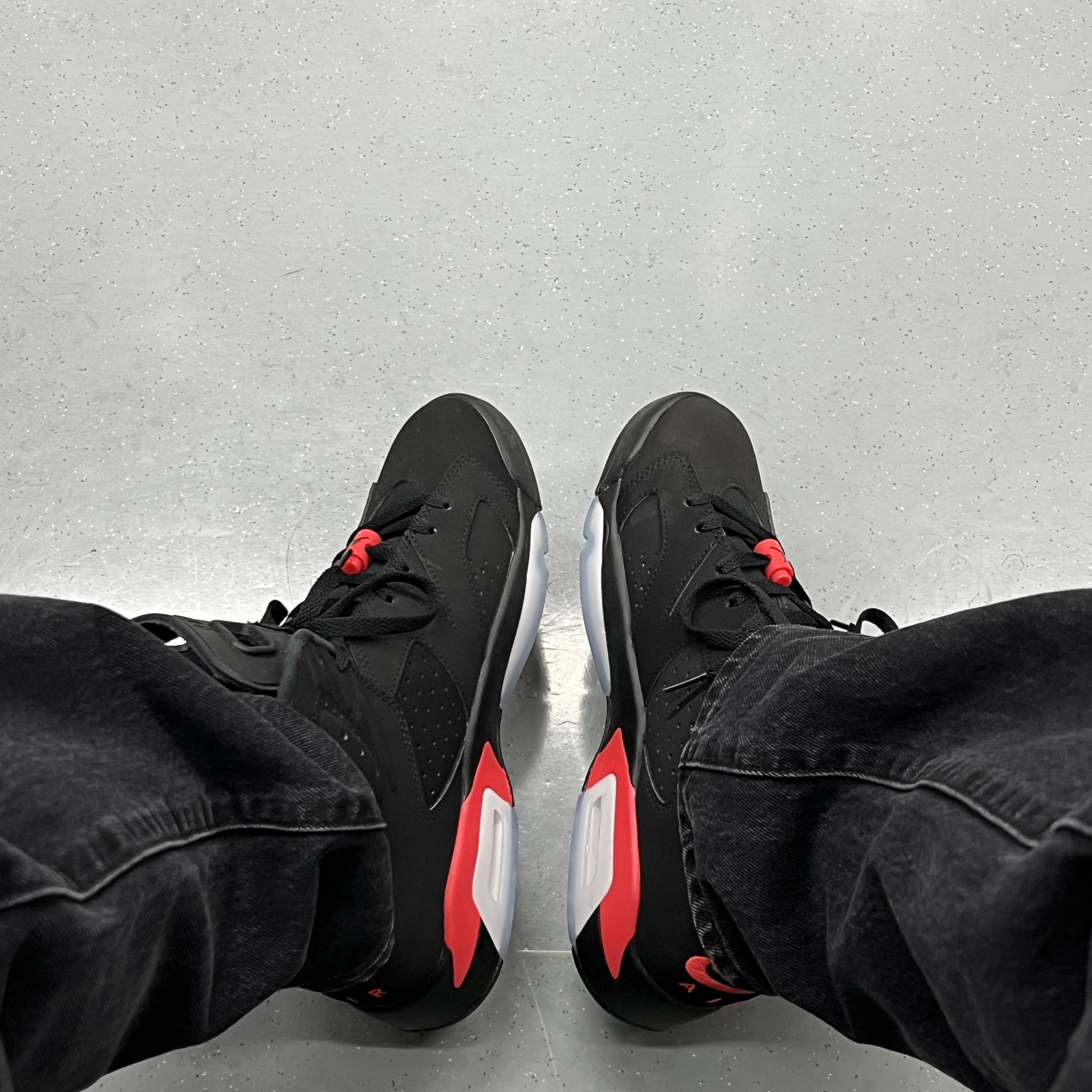 Jordan 6 Retro Infrared Salesman Black and Light Crimson 착용 스타일 - 2