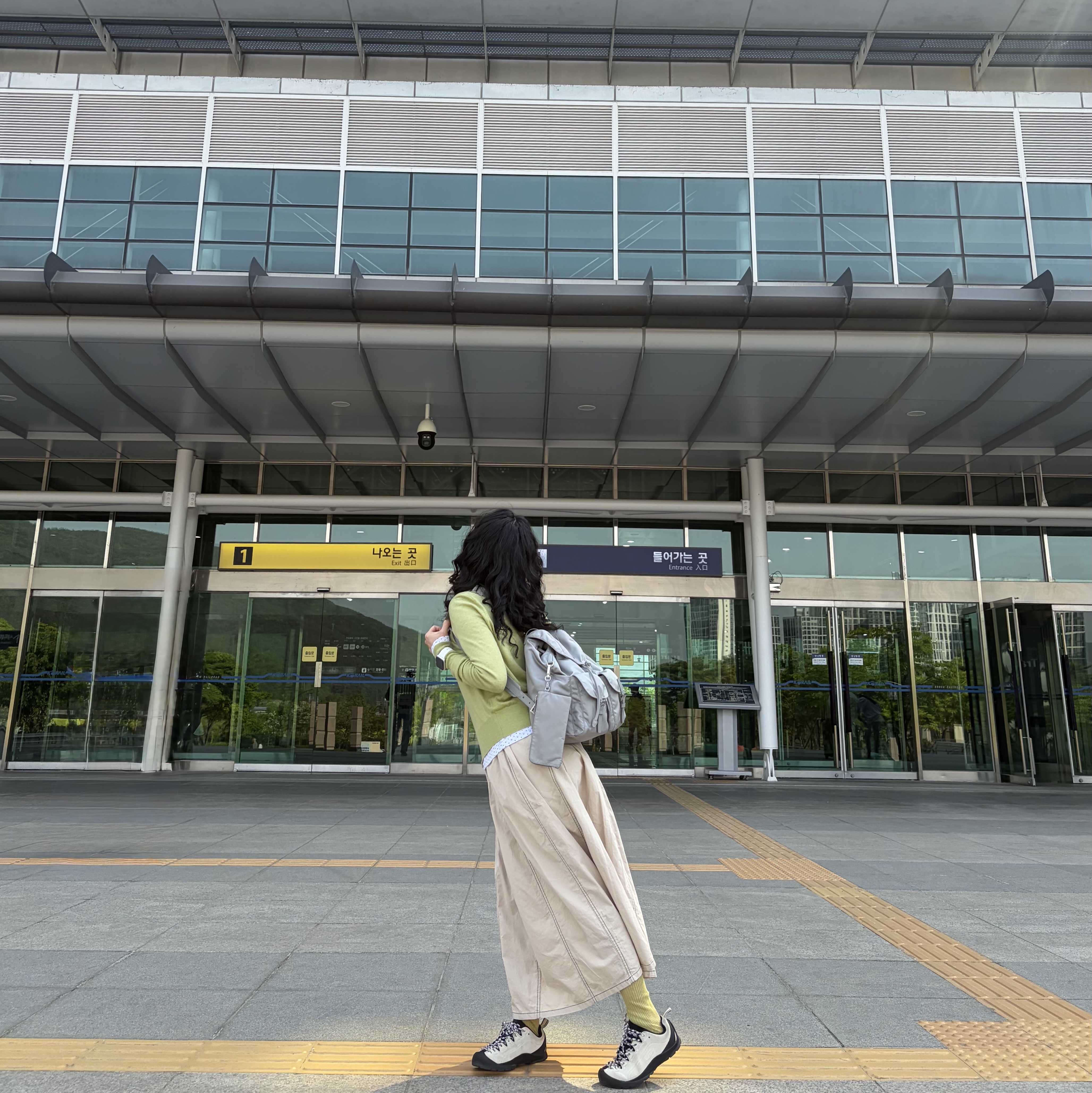 (W) Keen Jasper Sneakers Birch Black, Prada Medium Re-Nylon Backpack Cloudy Gray 착용 스타일