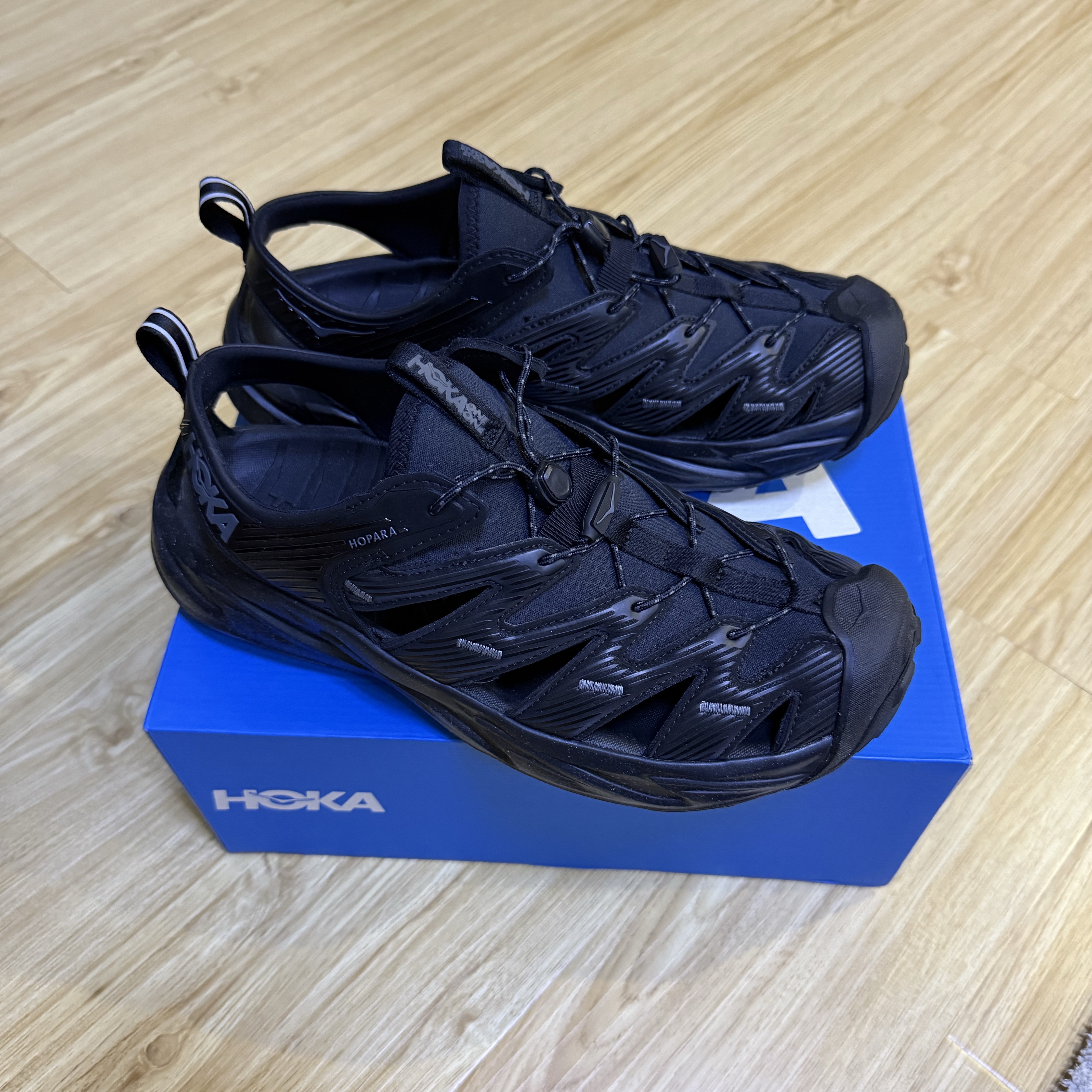 Hoka Hopara Black 착용 스타일
