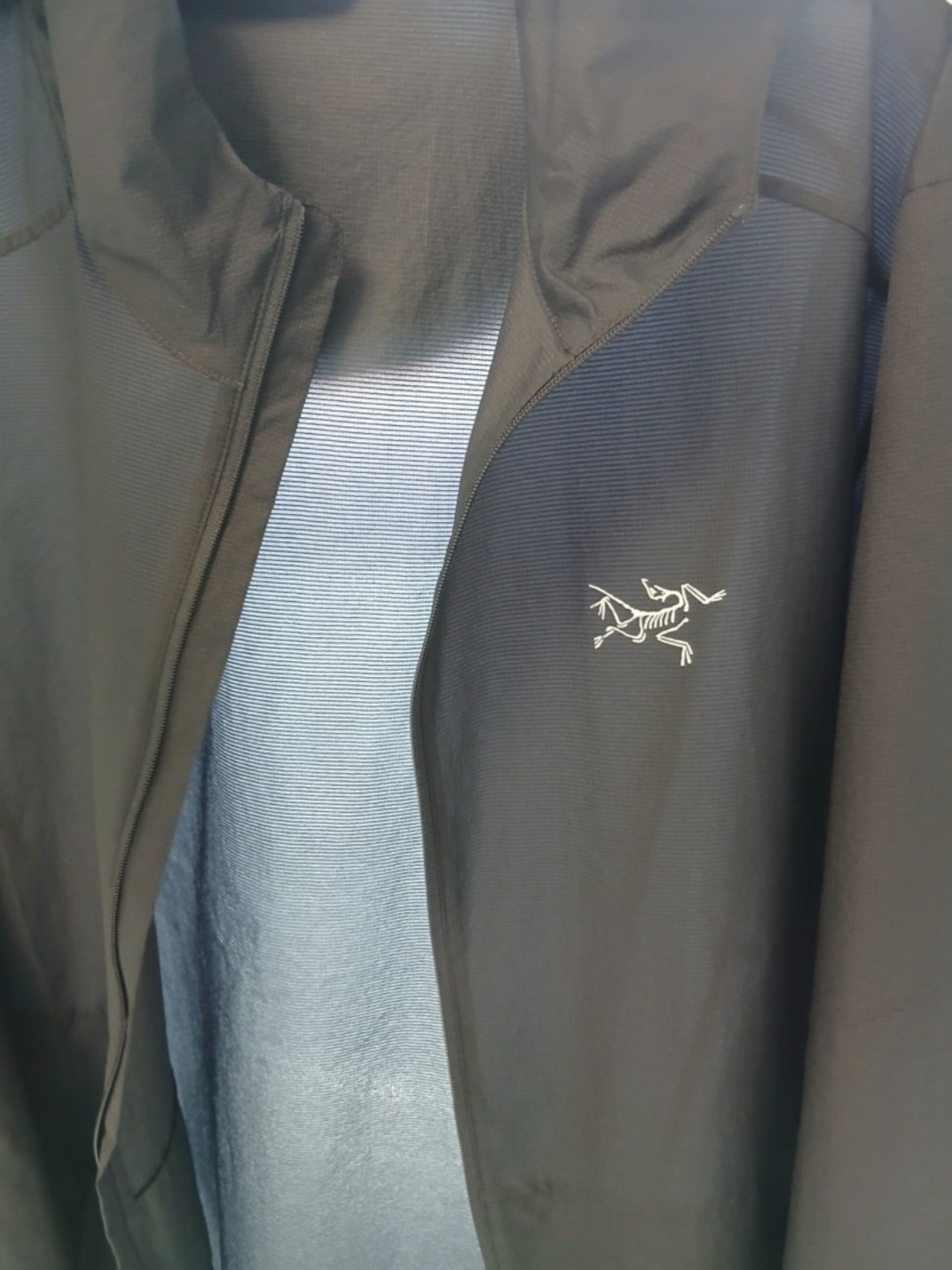 Arc'teryx Incendo Airshell Hoody Black 착용 스타일 - 2