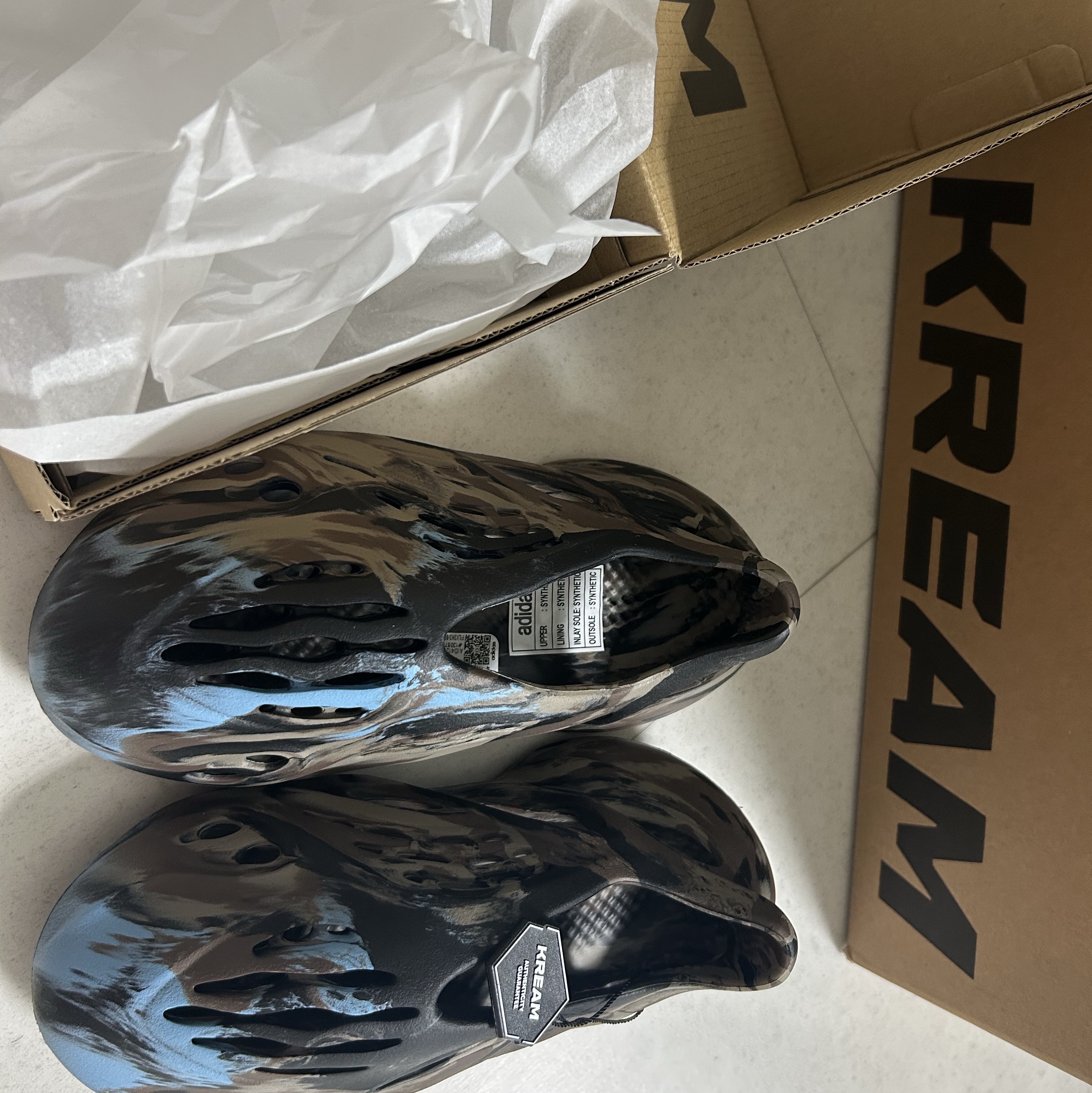 Adidas Yeezy Foam RNNR MX Cinder 착용 스타일