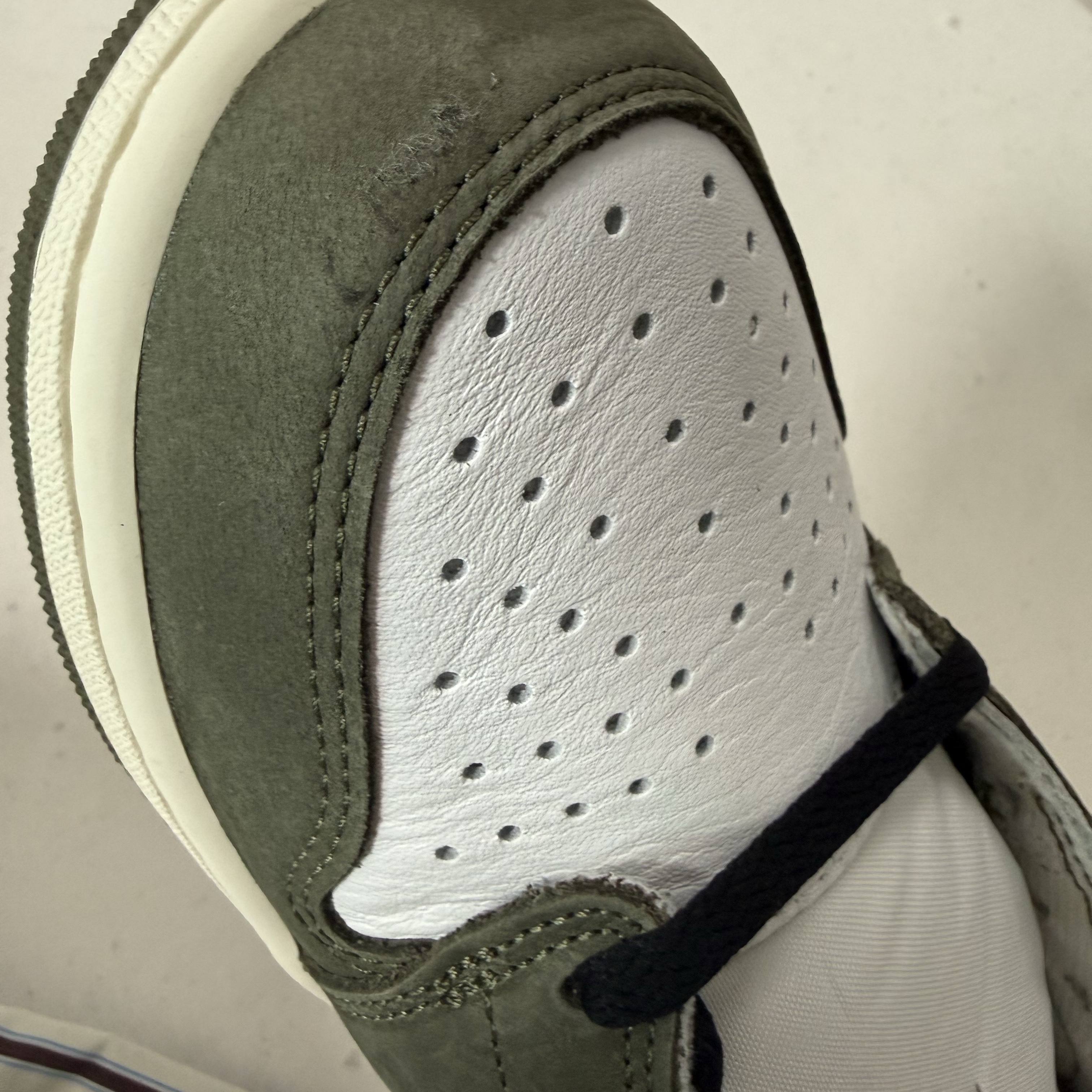 Jordan 1 Retro Low OG Medium Olive and Summit White 착용 스타일 - 2