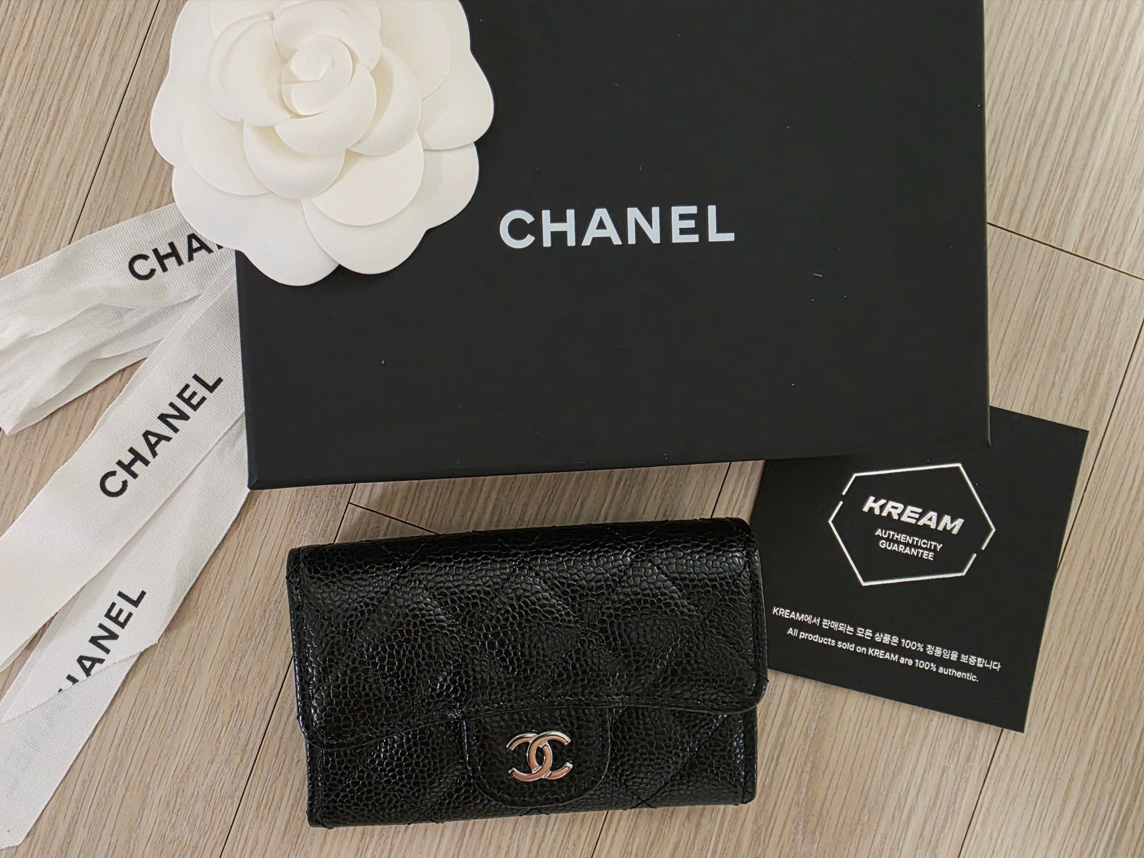 Chanel Classic Card Holder Grained Calfskin & Silver Black 착용 스타일 - 2