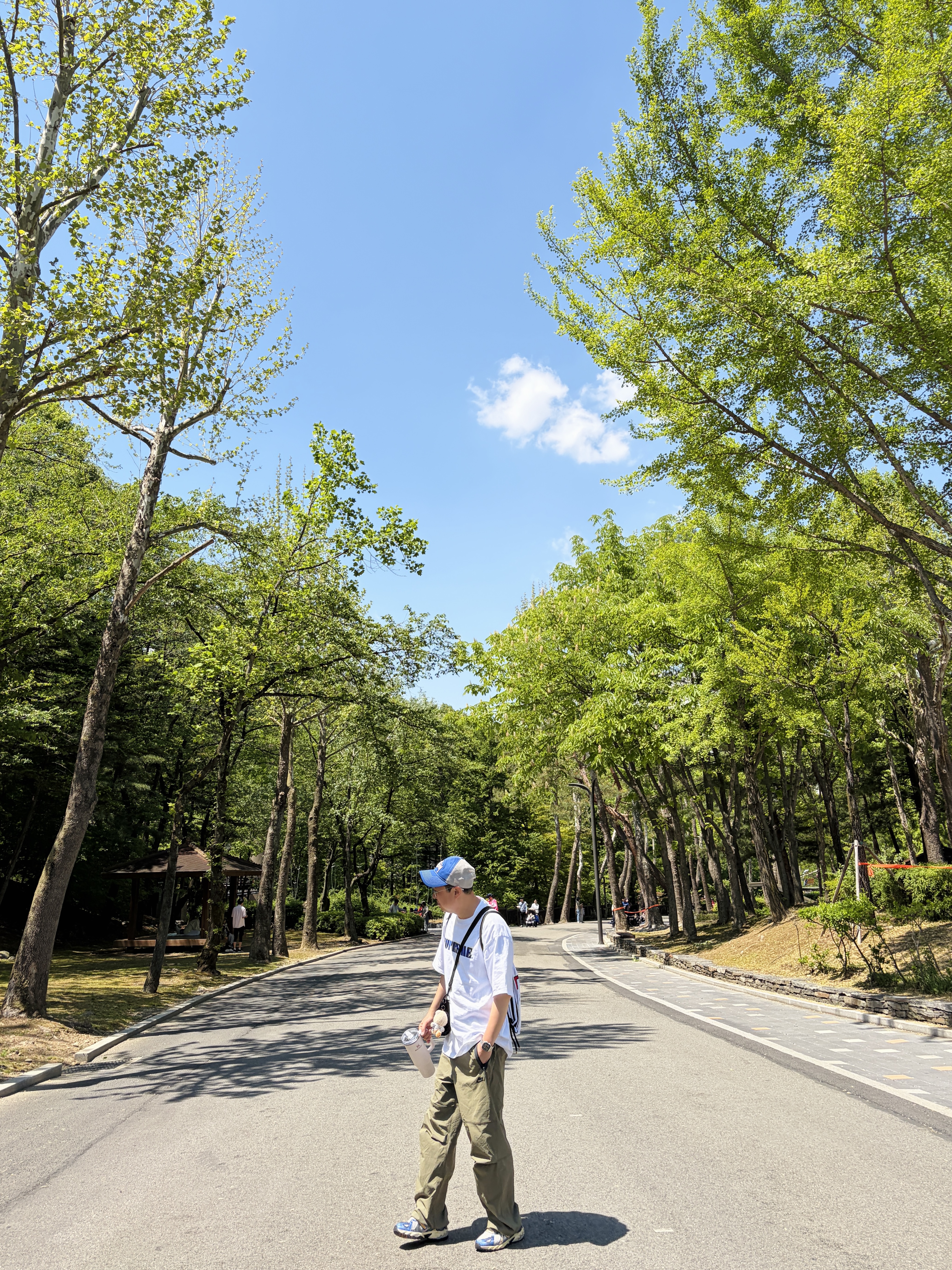 Stussy New Era 9twenty Basic Trucker Bright Royal, Supreme Stencil Embroidered S/S Top White - 24SS 착용 스타일 - 2