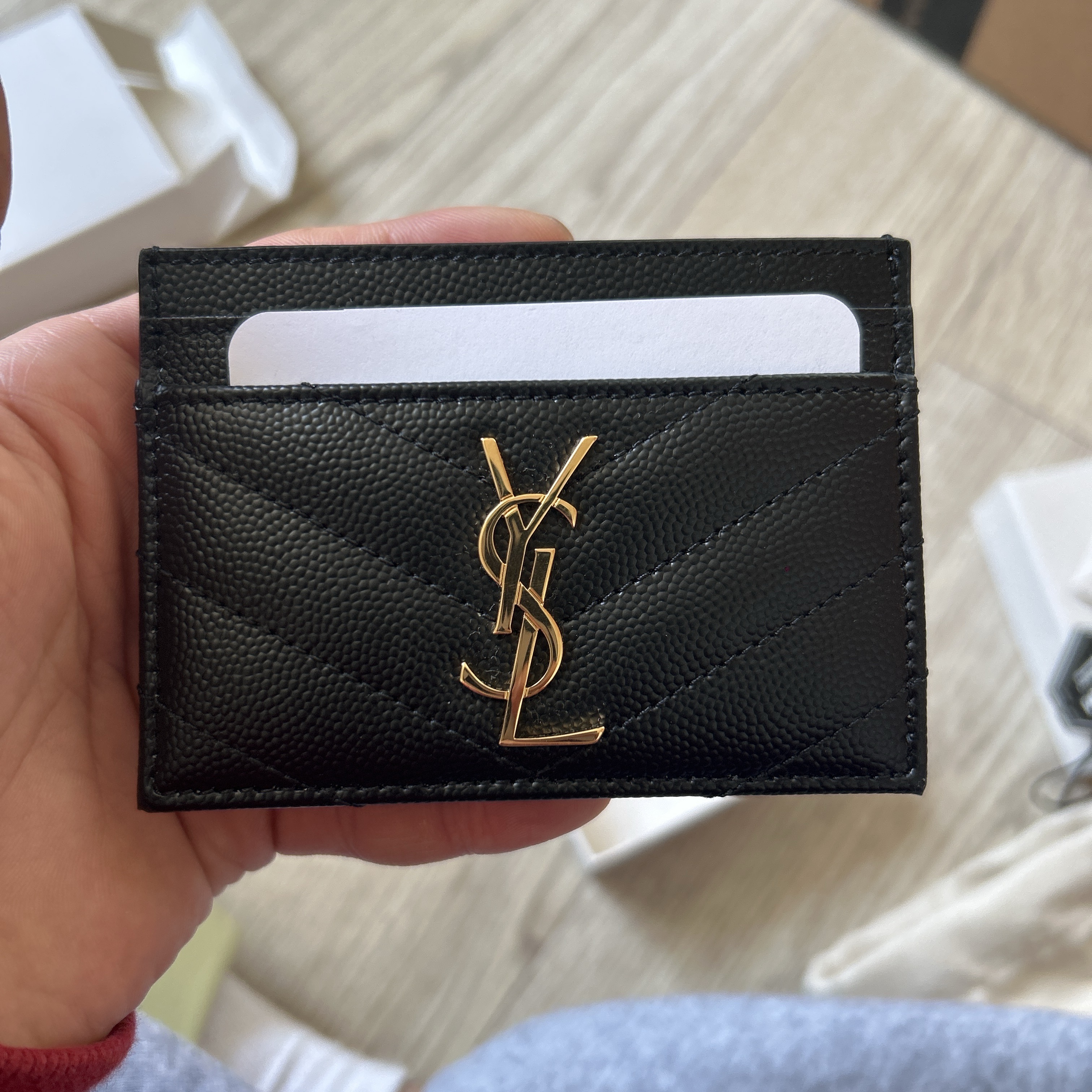 Saint Laurent Cassandre Matelasse Card Case in Grain De Poudre Embossed Leather Black 착용 스타일 - 4
