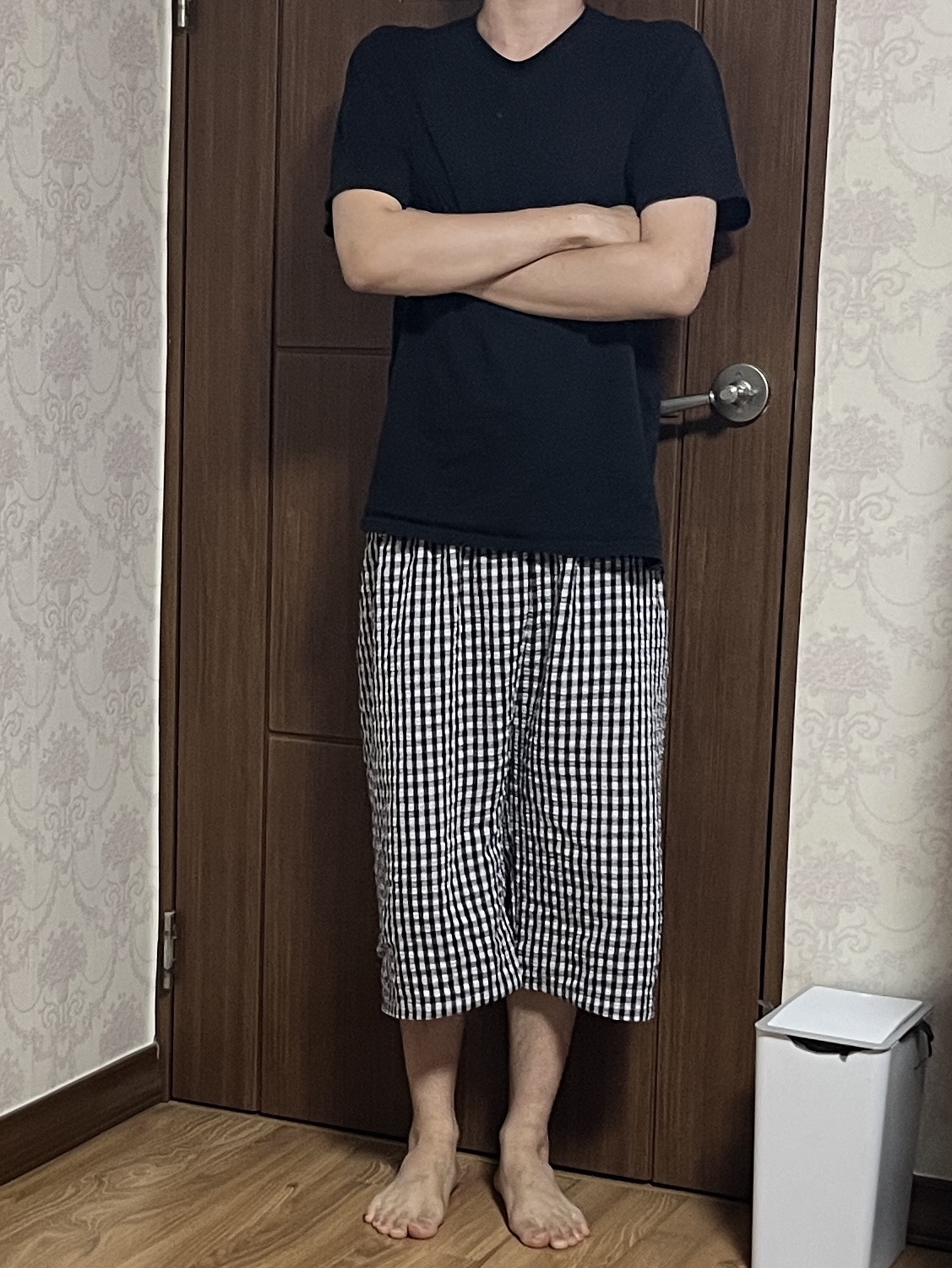 [3% 적립] AONE Unisex Seersucker 3/4 Pajama Pants Black 착용 스타일