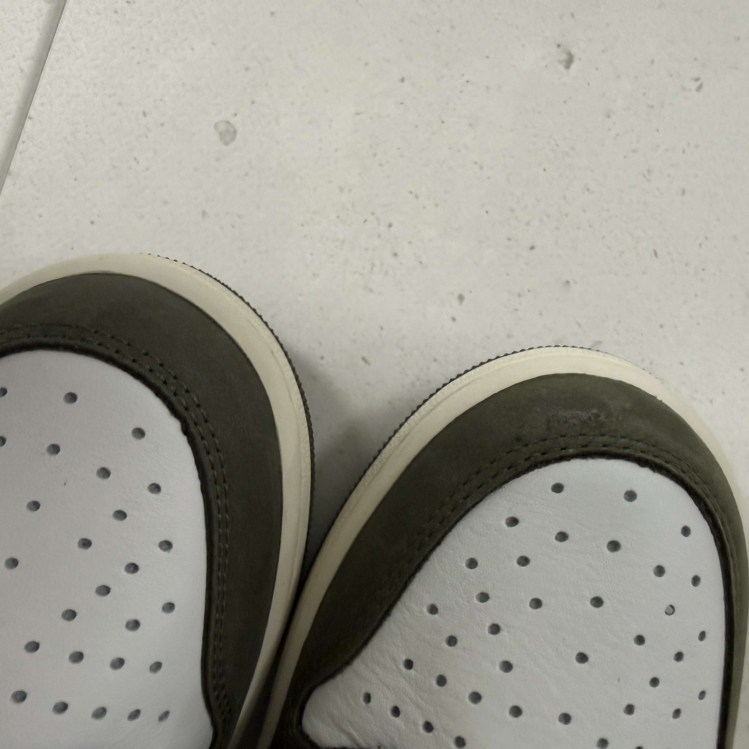 Jordan 1 Retro Low OG Medium Olive and Summit White 착용 스타일 - 3