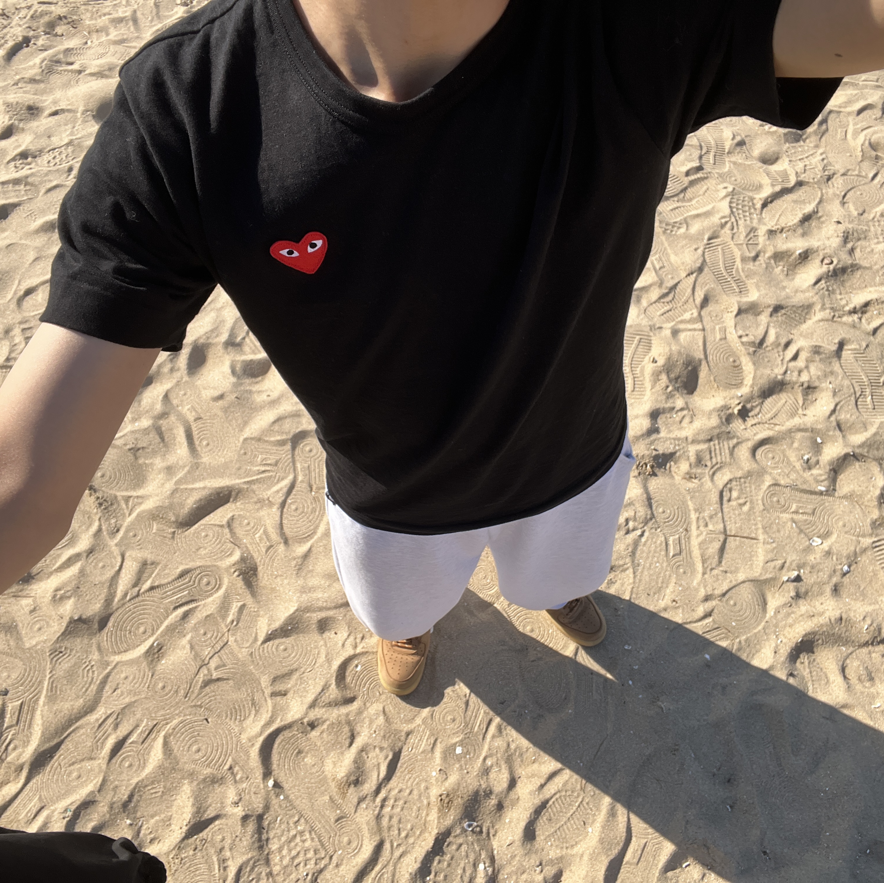 Play Comme des Garcons Red Heart T-Shirt Black 착용 스타일 - 2
