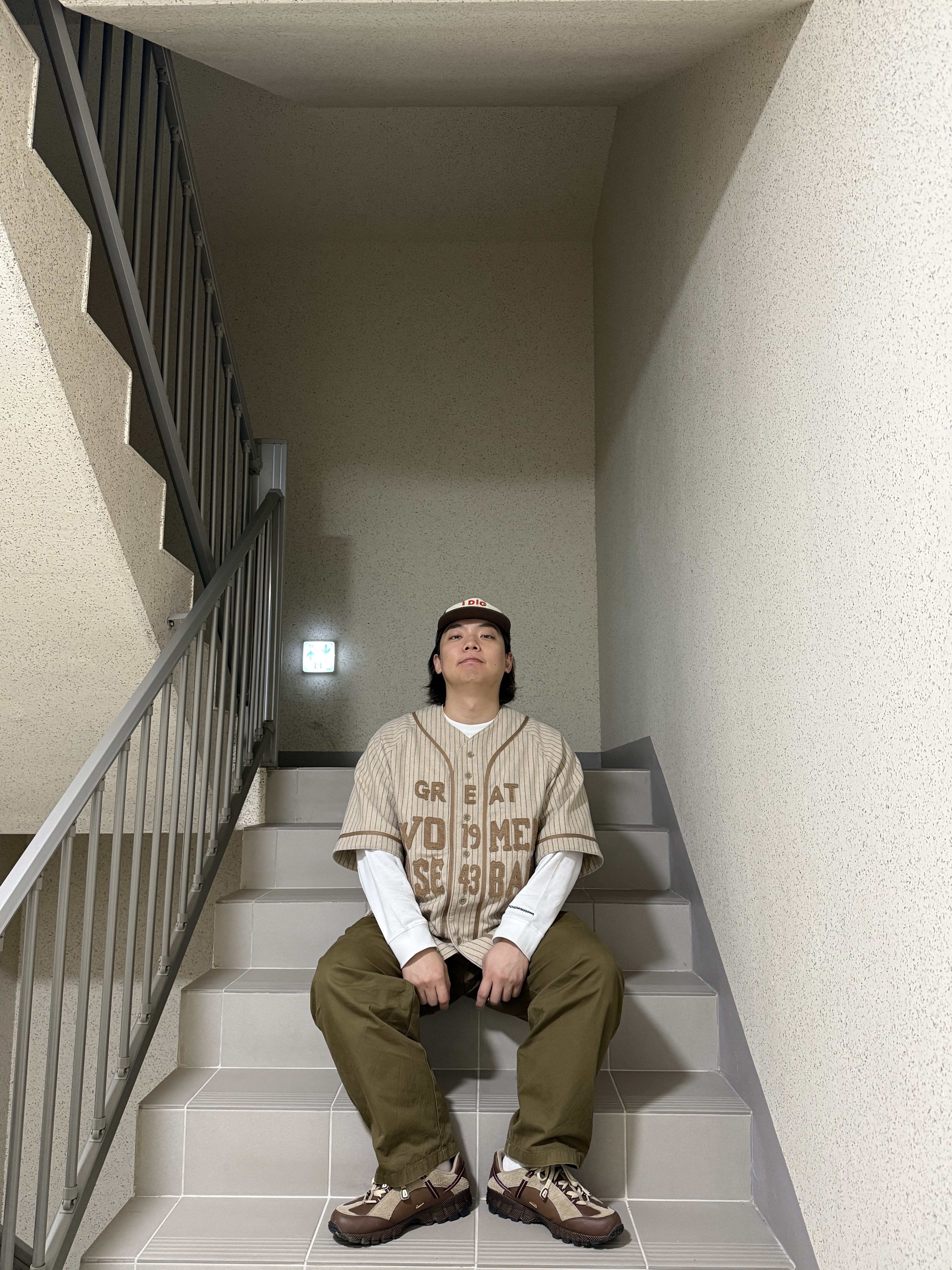 Nike x Jacquemus Air Humara LX Ale Brown and Gold 착용 스타일 - 7