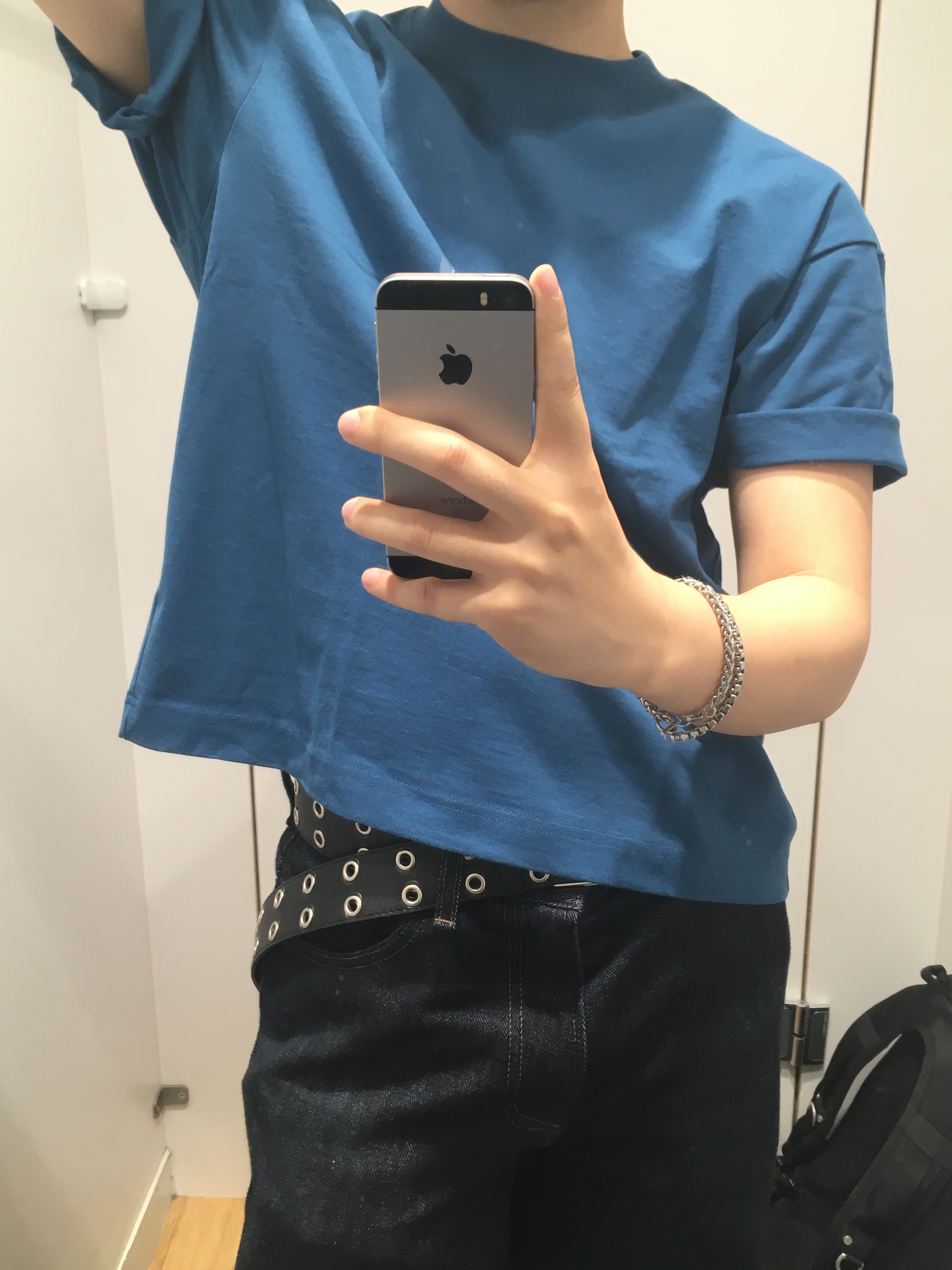 Uniqlo x JW Anderson Selvedge Straight Jeans Navy 착용 스타일